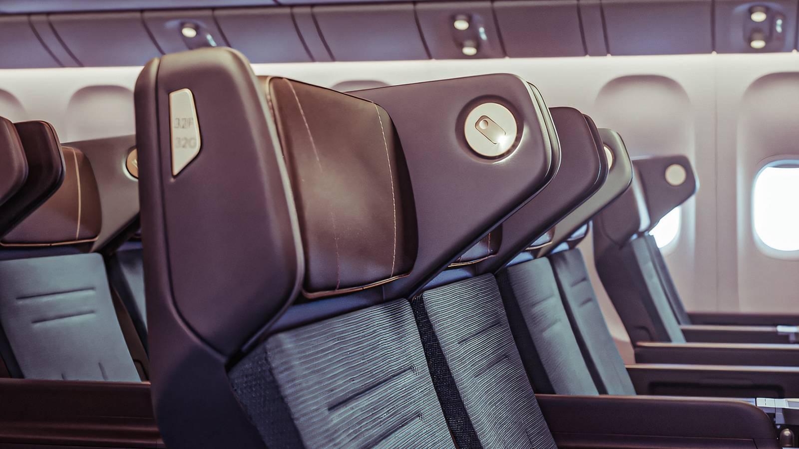 Singapore Airlines vs. Cathay Pacific: Qual Premium Economy Vence a Disputa?