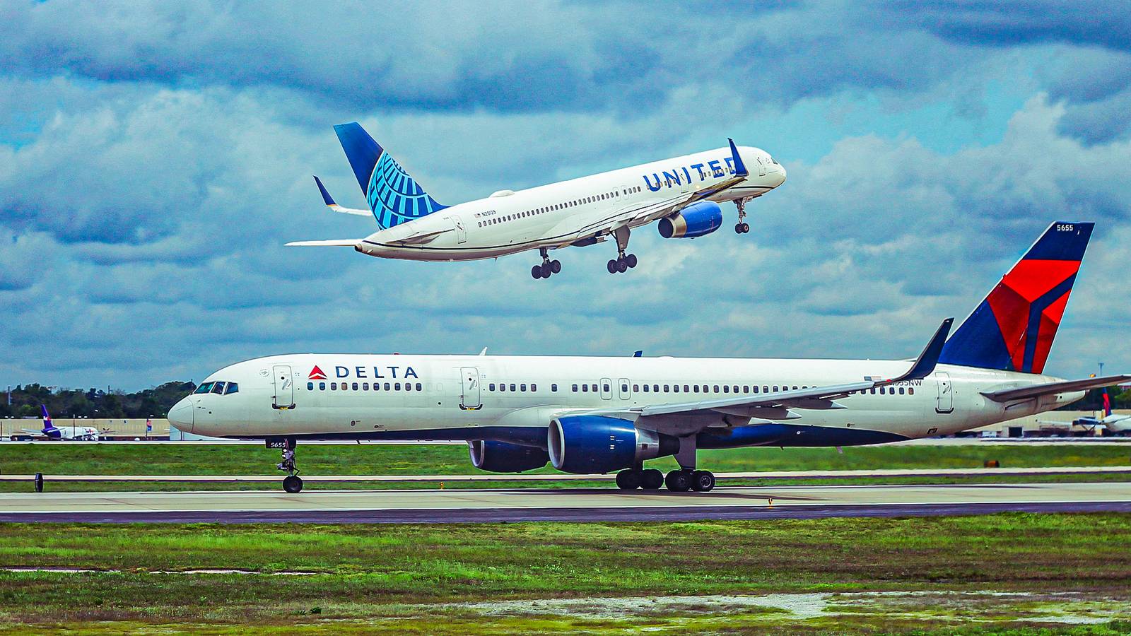 The Striking Differences Between Delta Air Lines & United Airlines’ Boeing 757s