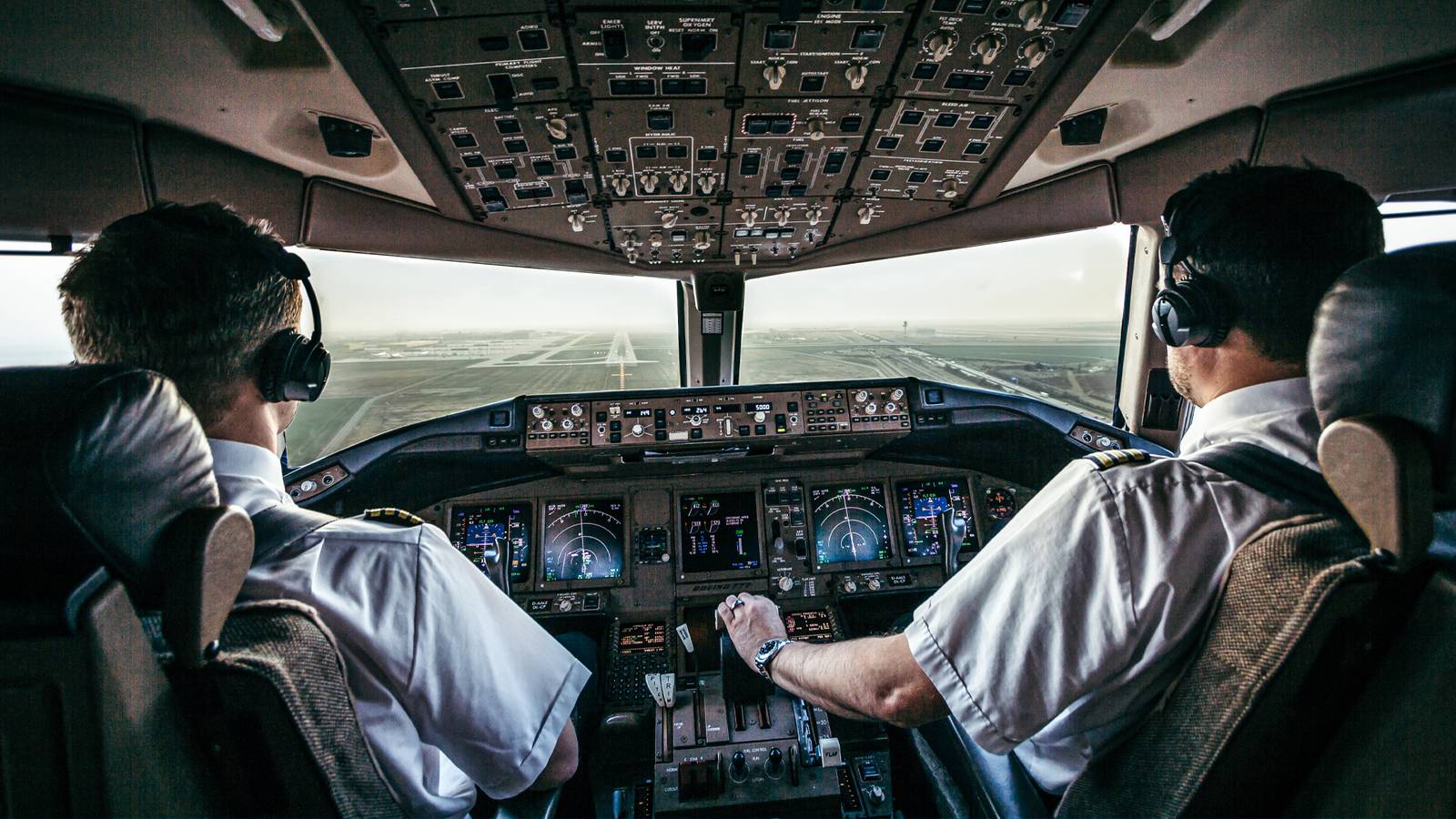 The Striking Differences Pilots Notice Between Flying Boeing & Airbus ...
