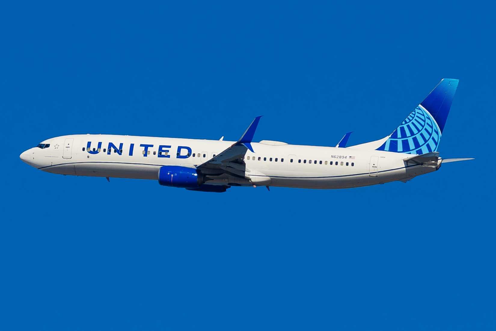 United Airlines Boeing 737 (N62894).