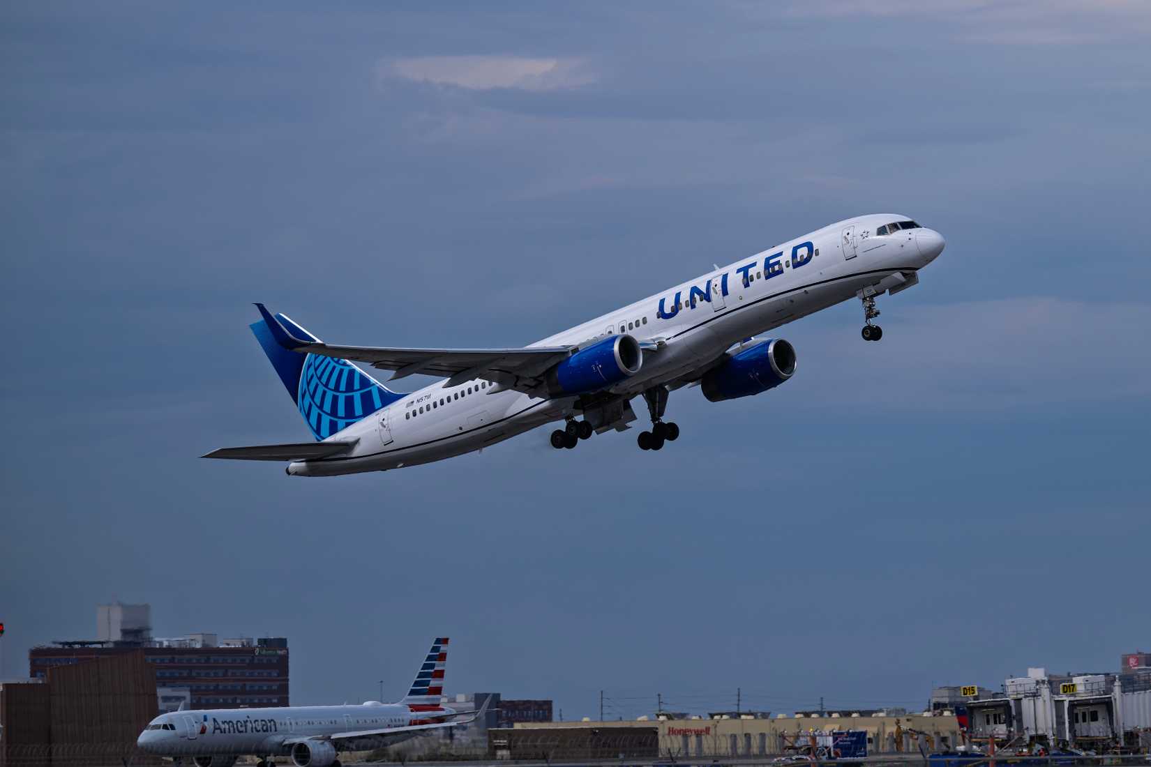 United Airlines Boeing 757-200 N57111 departure from runway 7L at Phoenix Sky Harbor Intl. Airport