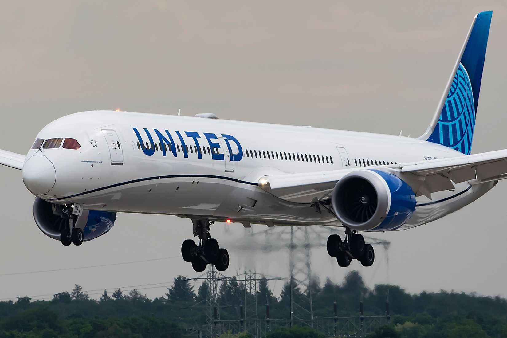 UNITED Airlines Boeing 787-10 Dreamliner landing.