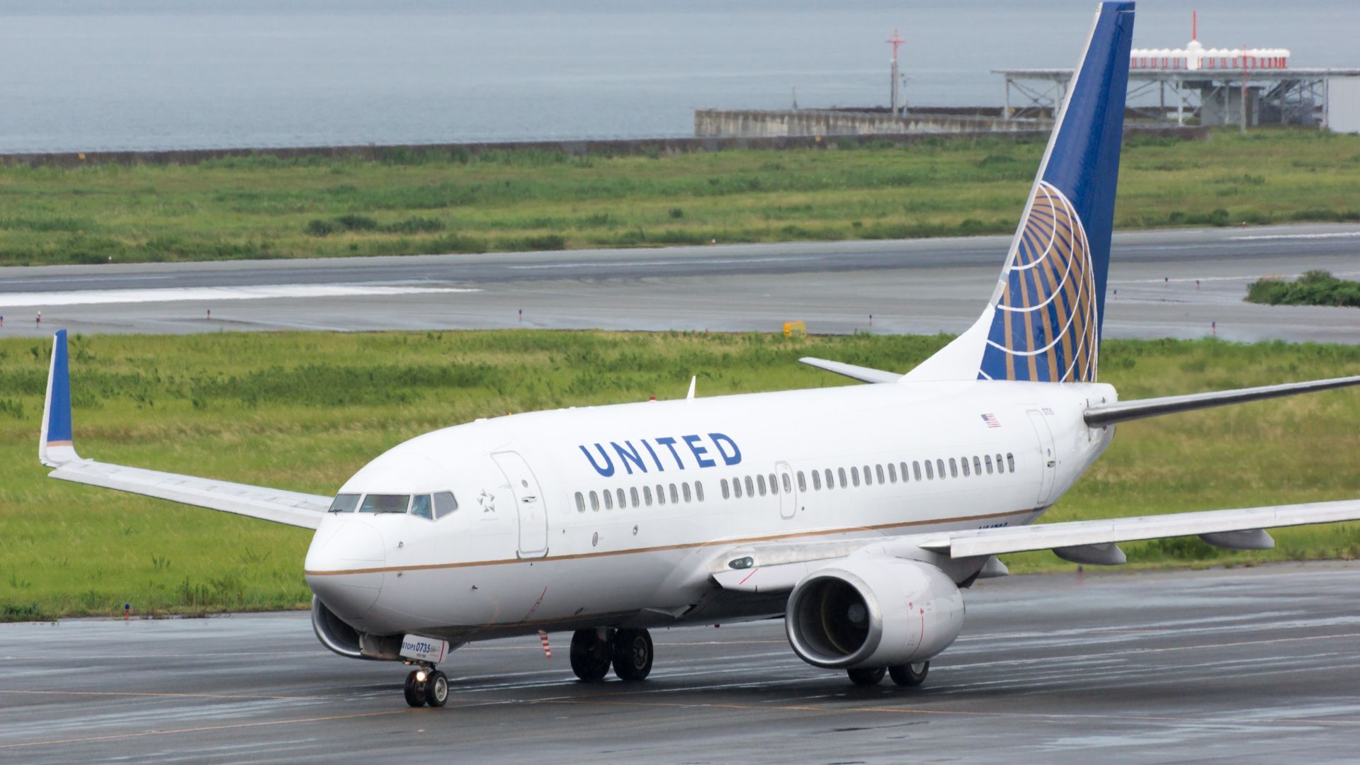 United Airlines Boeing 737-700 Returns To Memphis After Windshield Cracks