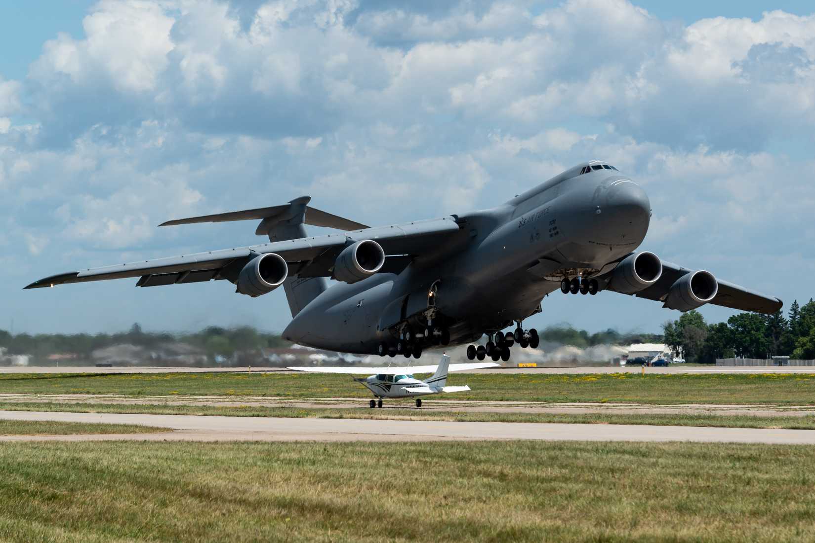 Wittman regional airport Oshkosh, USAF Lookheed C-5 Galaxy.