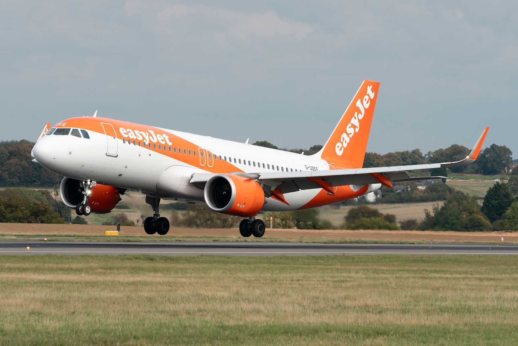 EasyJet G-UZEF Flare