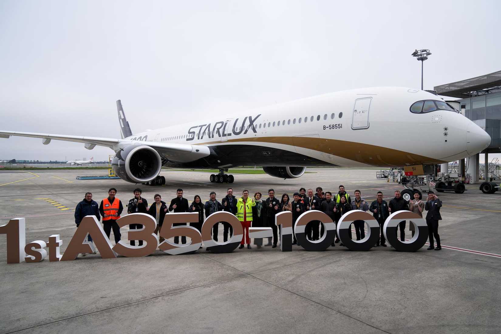 A group photo with the first A350-1000 delivered to Starlux