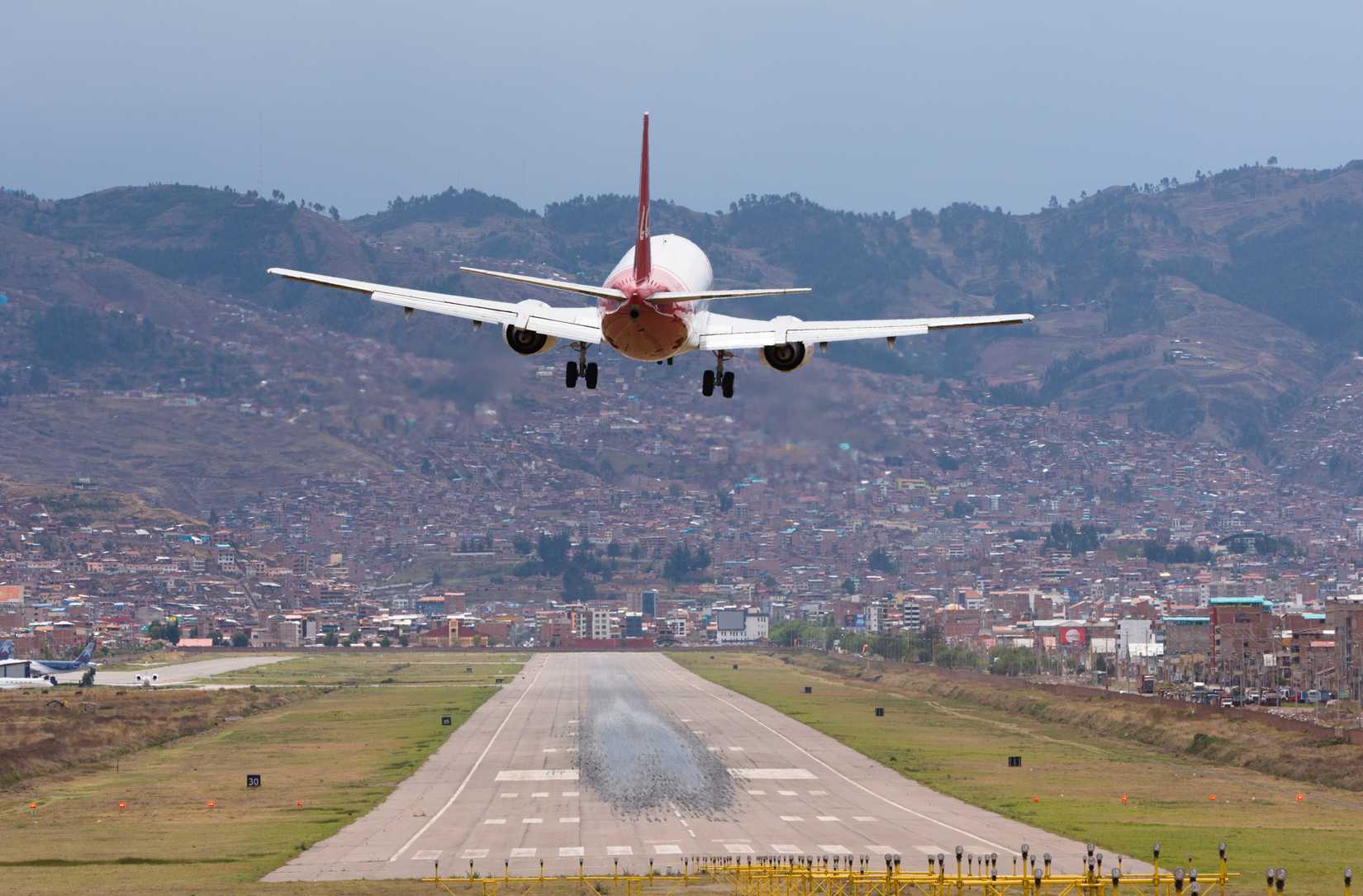  Approach of a 737 of the Peruvian airline LCPerú to the Velasco Astete International Airport