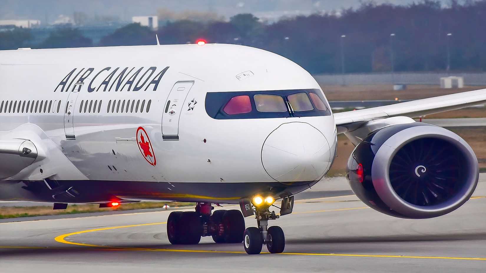 Air Canada Boeing 787-8 taxiing