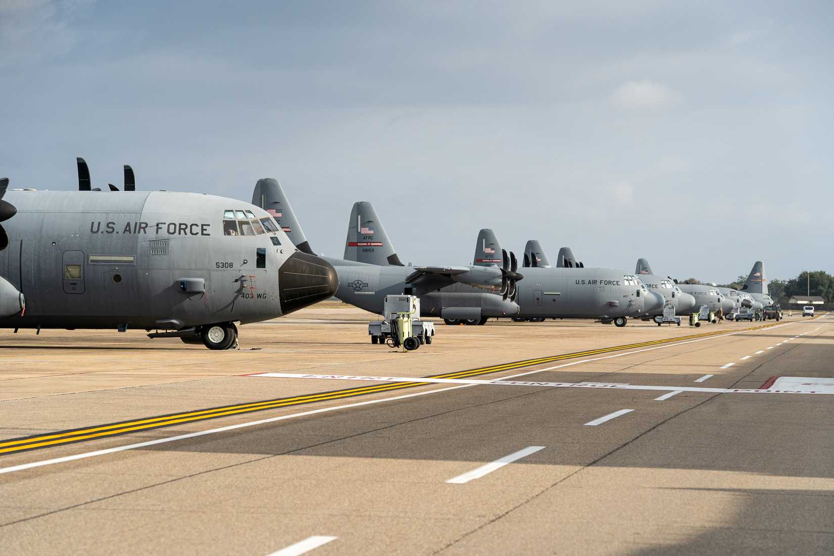 Aeronaves C-130J Hercules da Força Aérea, pertencentes à 403ª Ala, estão estacionadas na linha de voo da Base Aérea de Keesler.