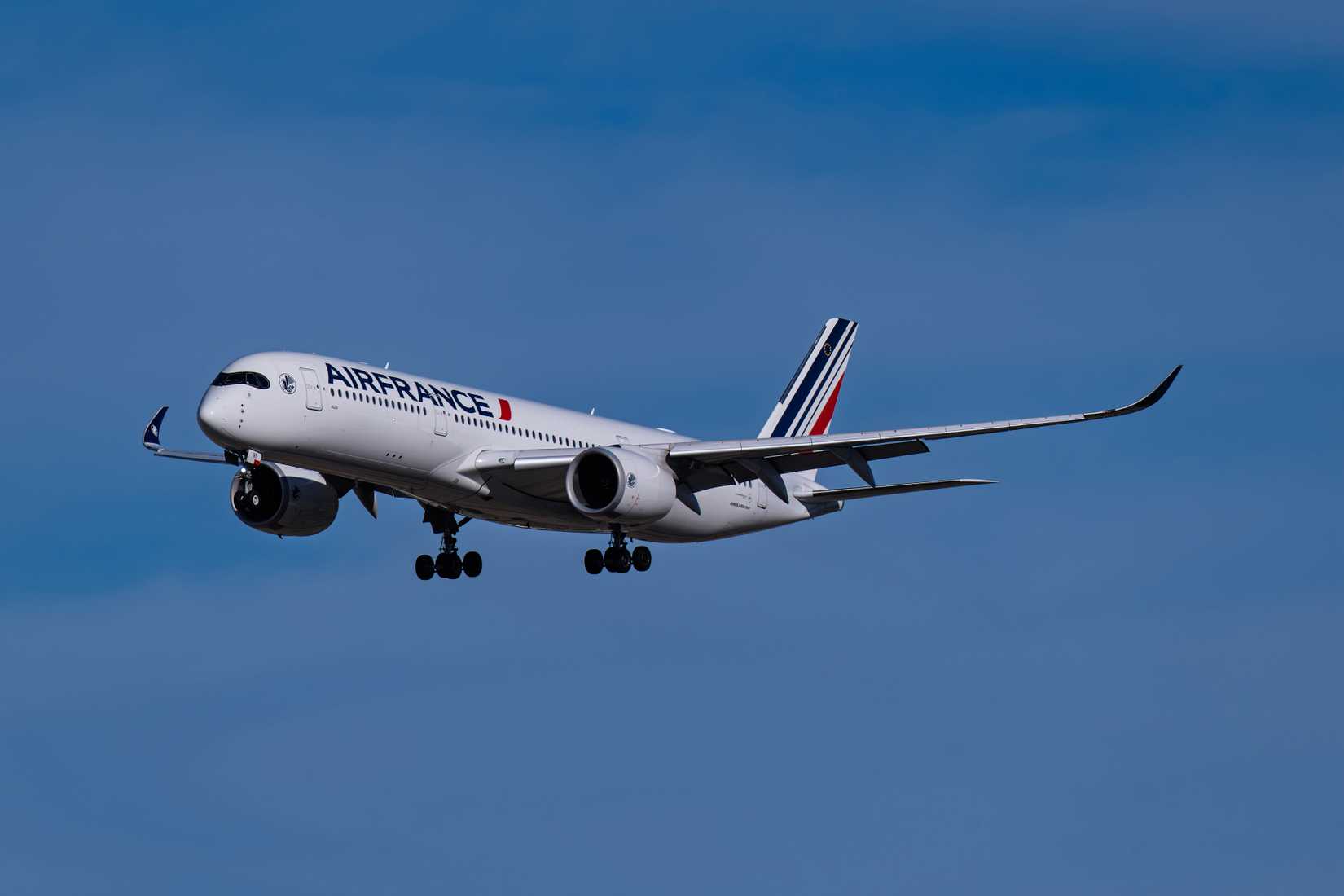 Air France Airbus A350-900 F-HUVI landing on runway 26 at Phoenix Sky Harbor Intl. Airport.