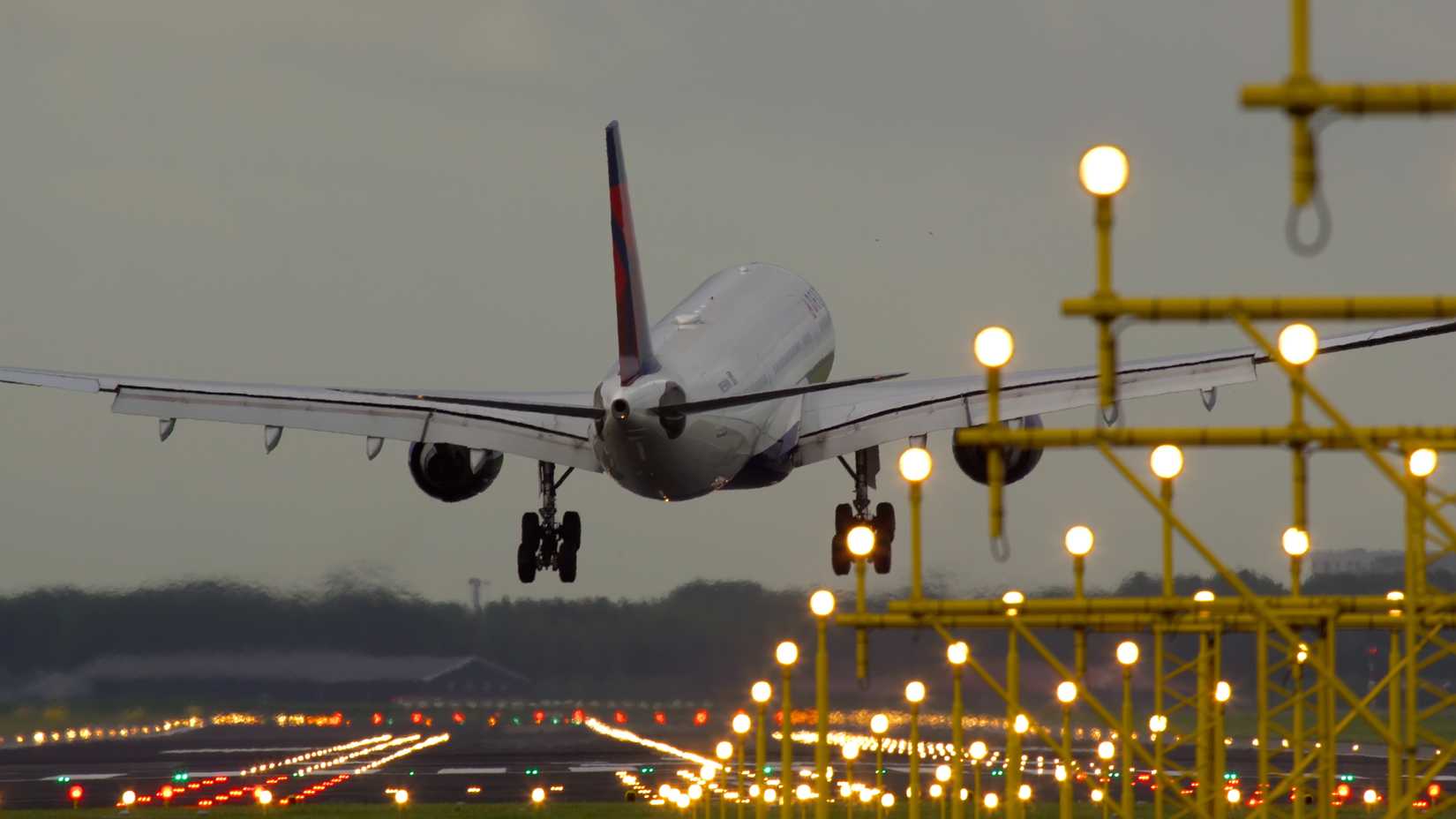 Airbus A330 Delta approaching and landing