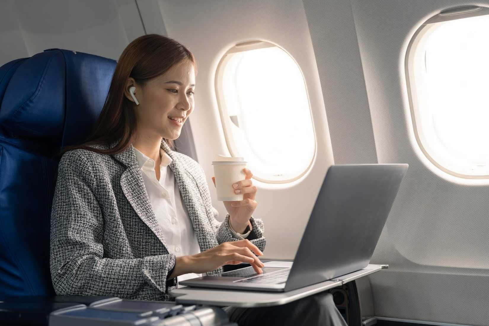 America Airlines Launches Free WiFi