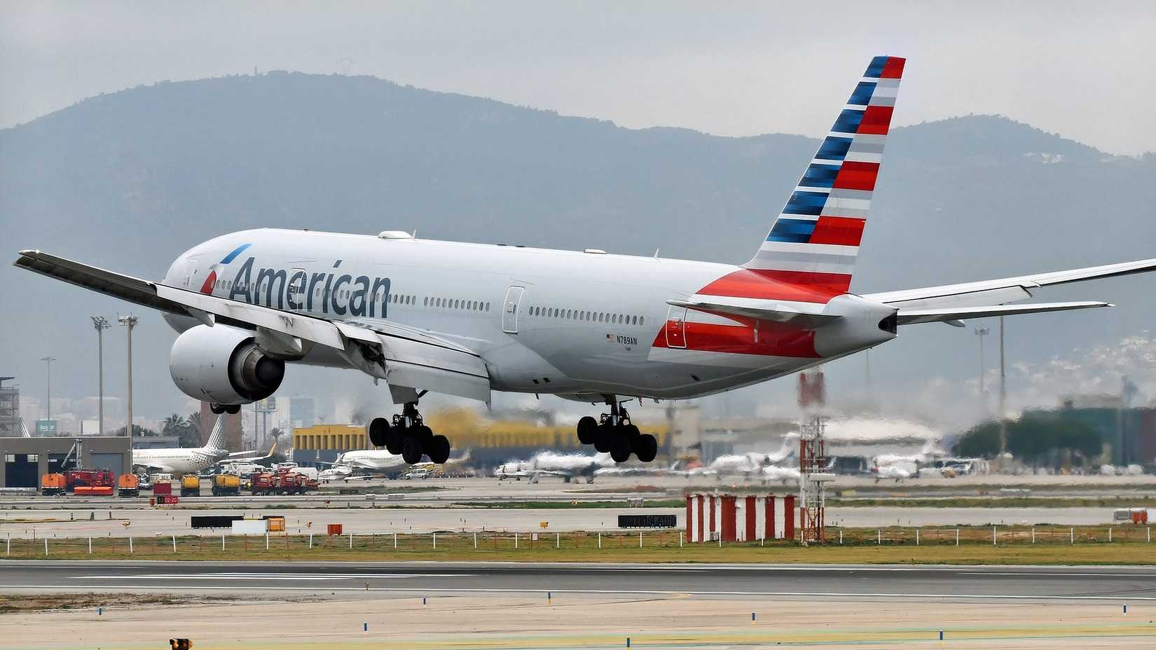 American Airlines Boeing 777-200ER about to land