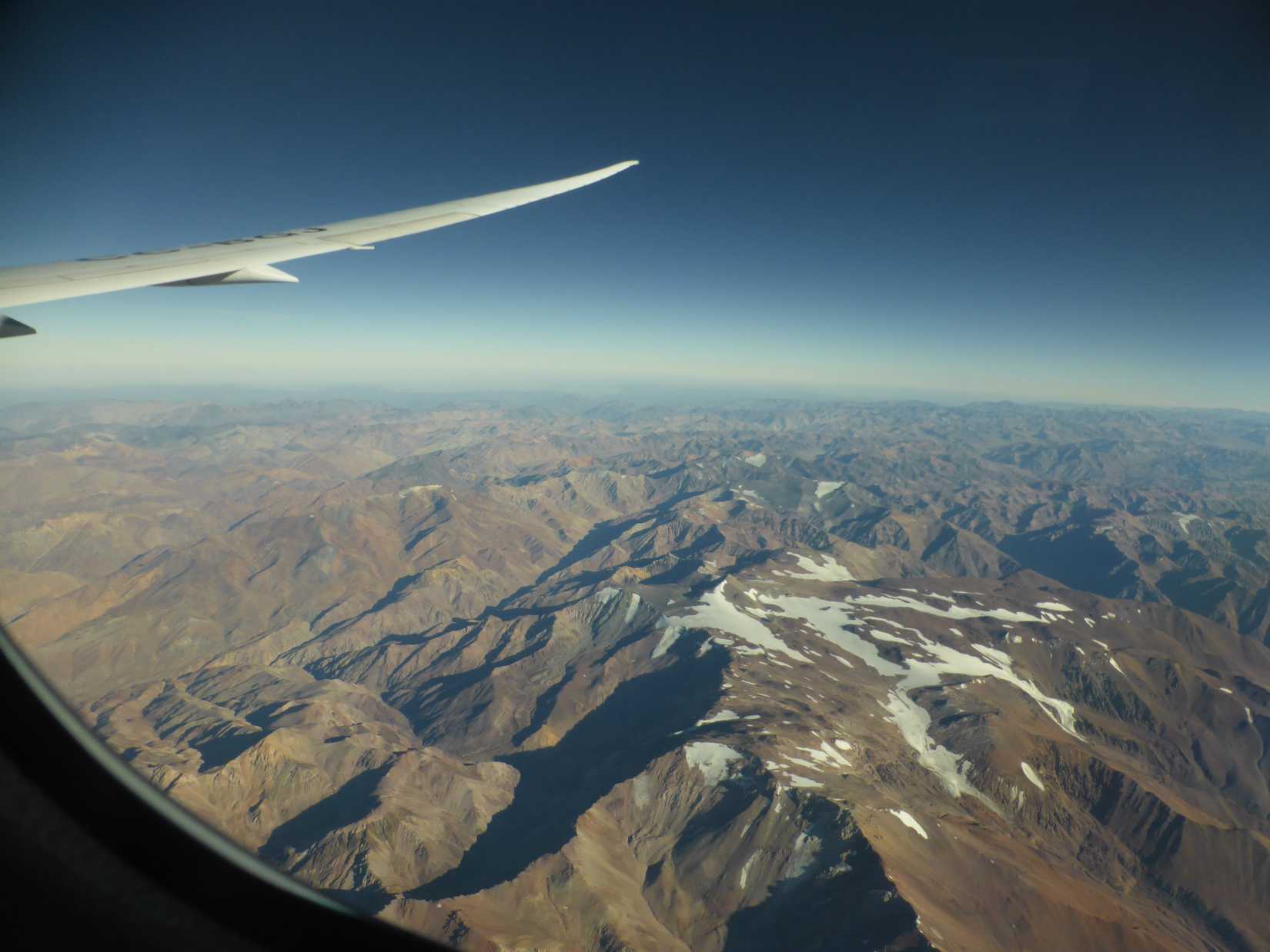 Andes australes, meridionales o del Sur. Cordillera de los Andes desde un avión con destino Santiago de Chile. Subregión de los Andes áridos.