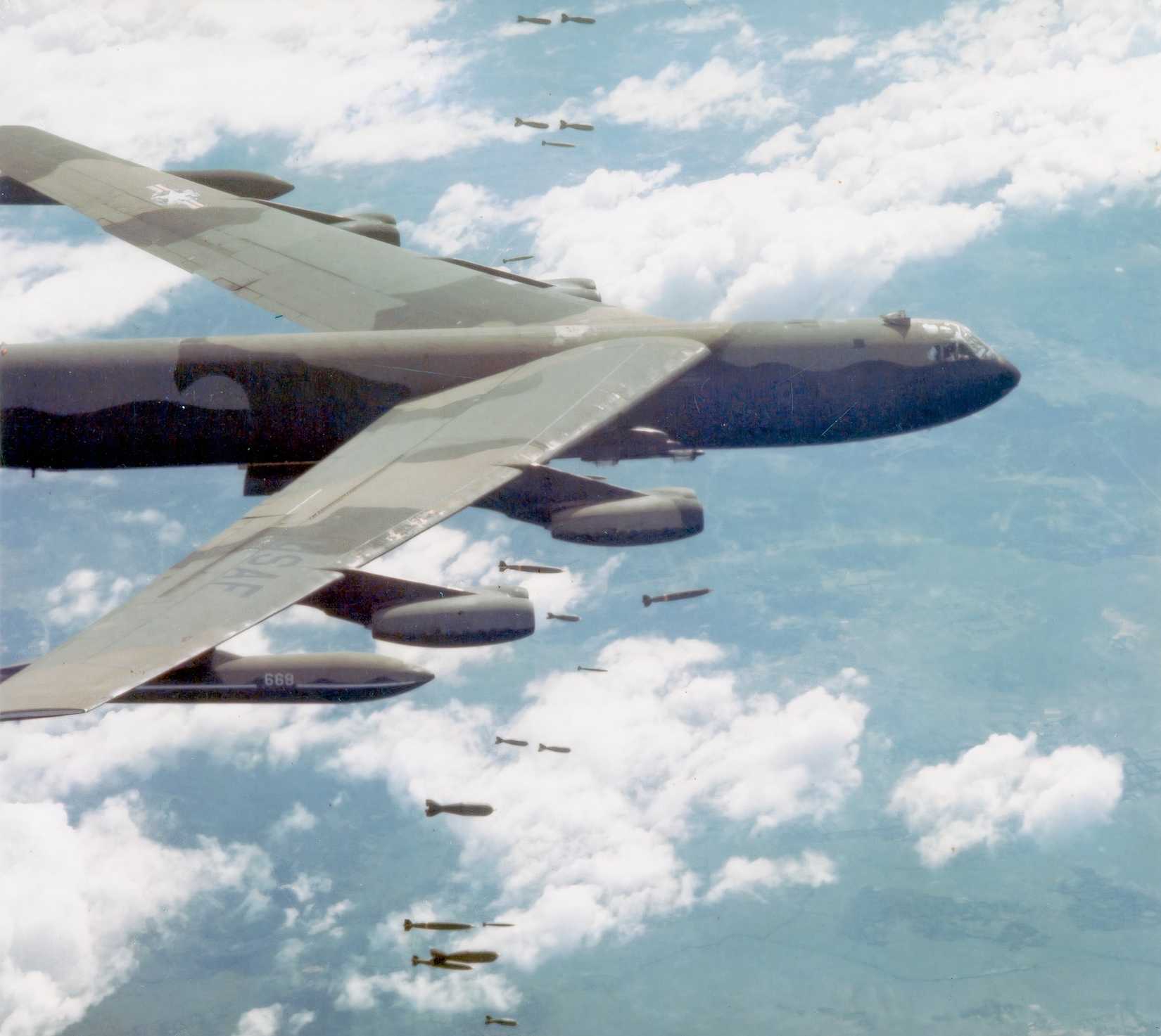 B-52D_dropping_bombs_over_Vietnam
