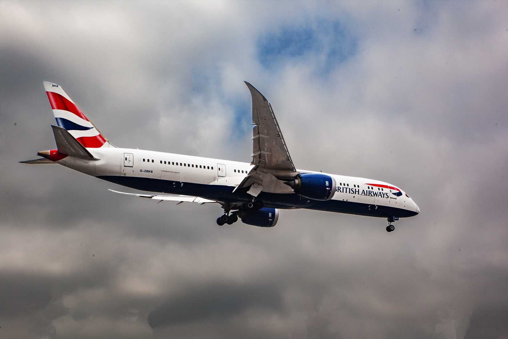 British Airways Boeing 787-9 Dreamliner Landing at London Heathrow.