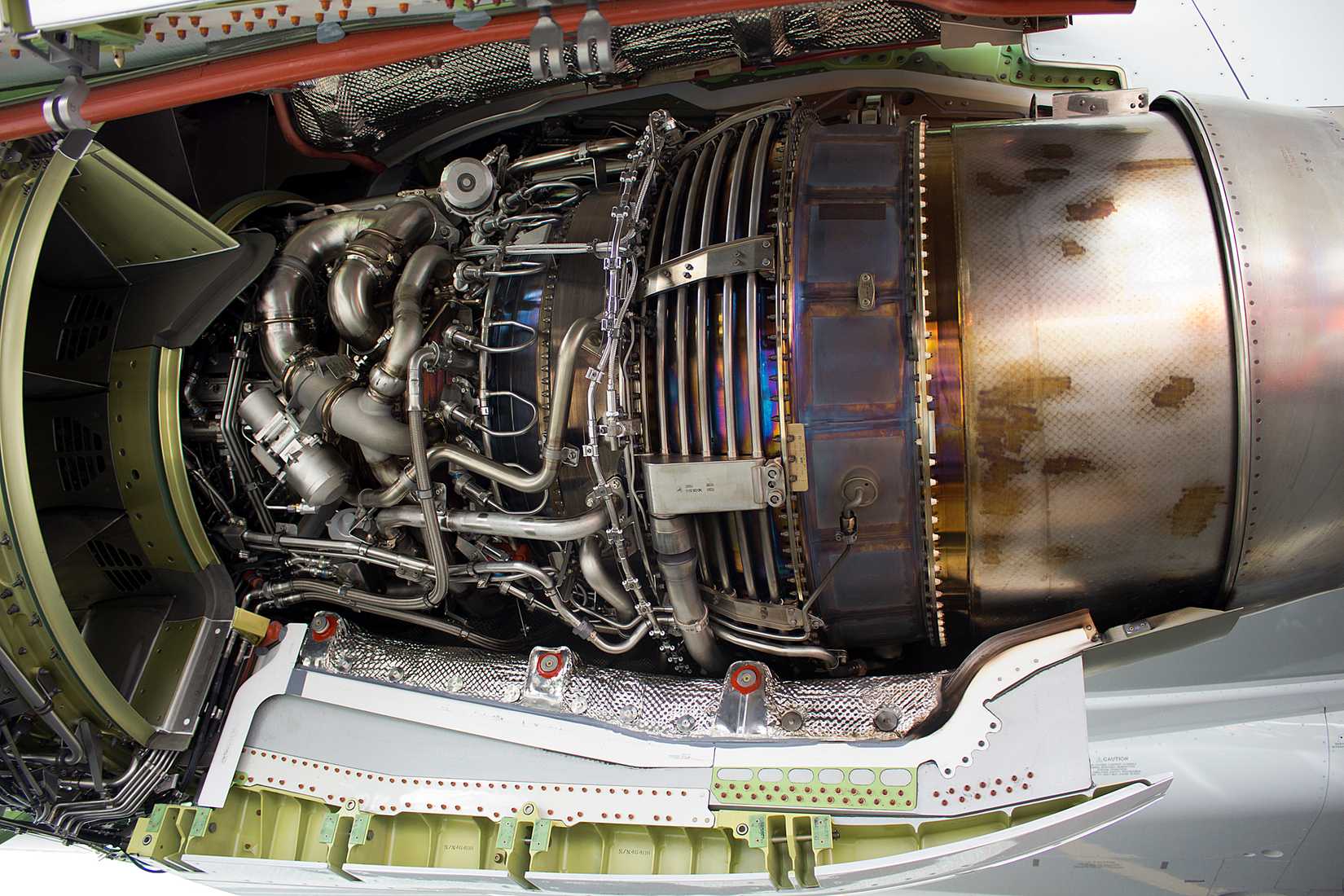 CFM_International_CFM56-7B26_fitted_to_Qantas_(VH-VZY)_Boeing_737-838_(WL)_at_the_Canberra_Airport_open_day_(5)