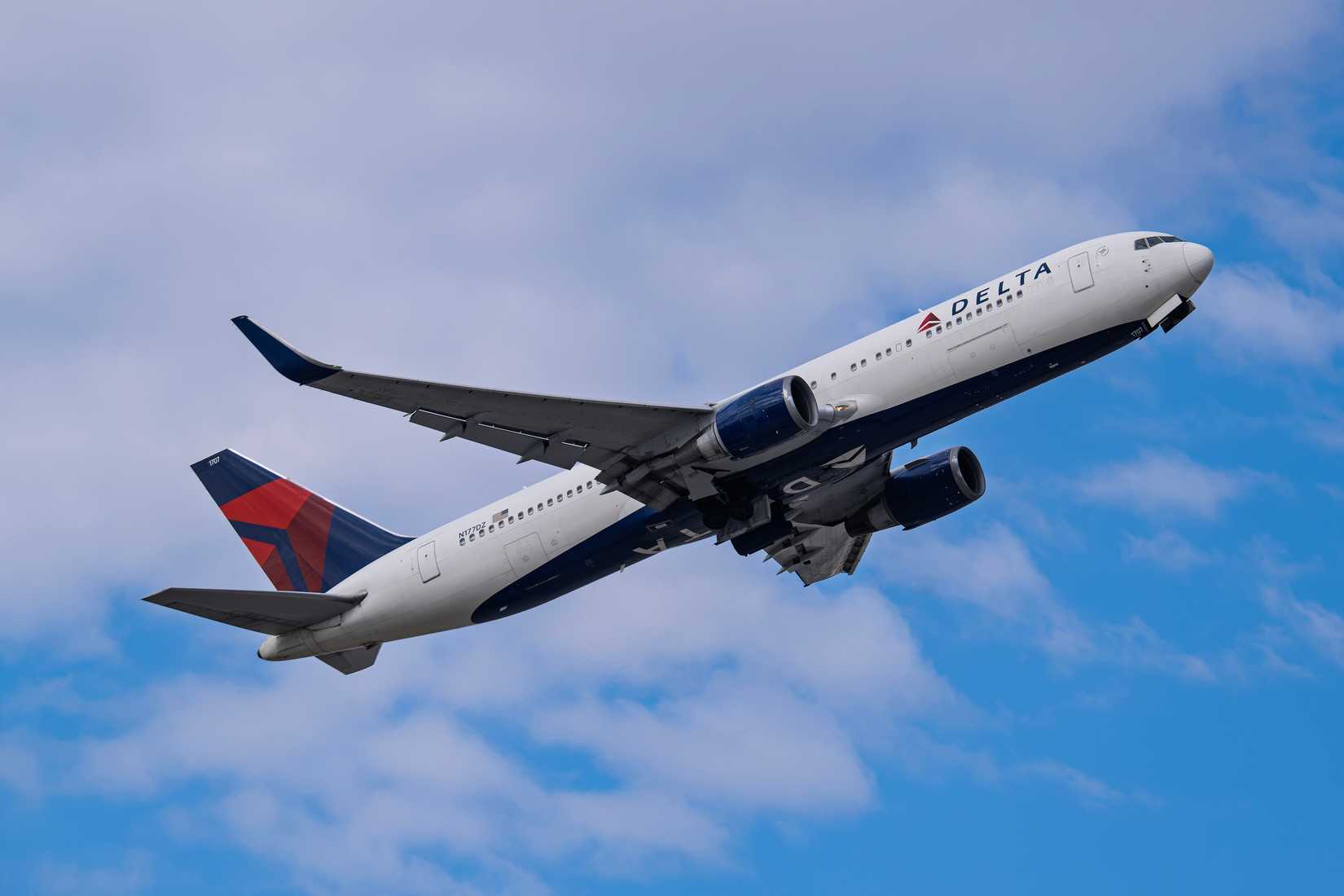 Delta Airlines Boeing 767-300 N177DZ departure from runway 7L at Phoenix Sky Harbor Intl. Airport