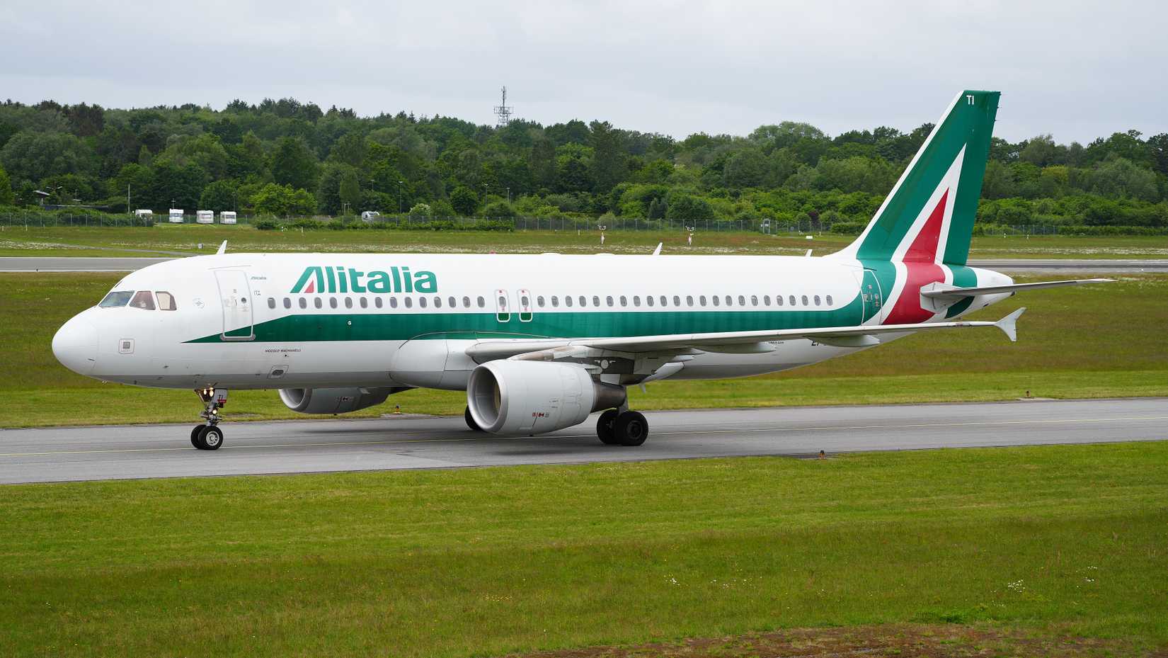 Hamburg_Airport_ITA_Airways_Airbus_A320-216_EI-DTI_(DSC09619)
