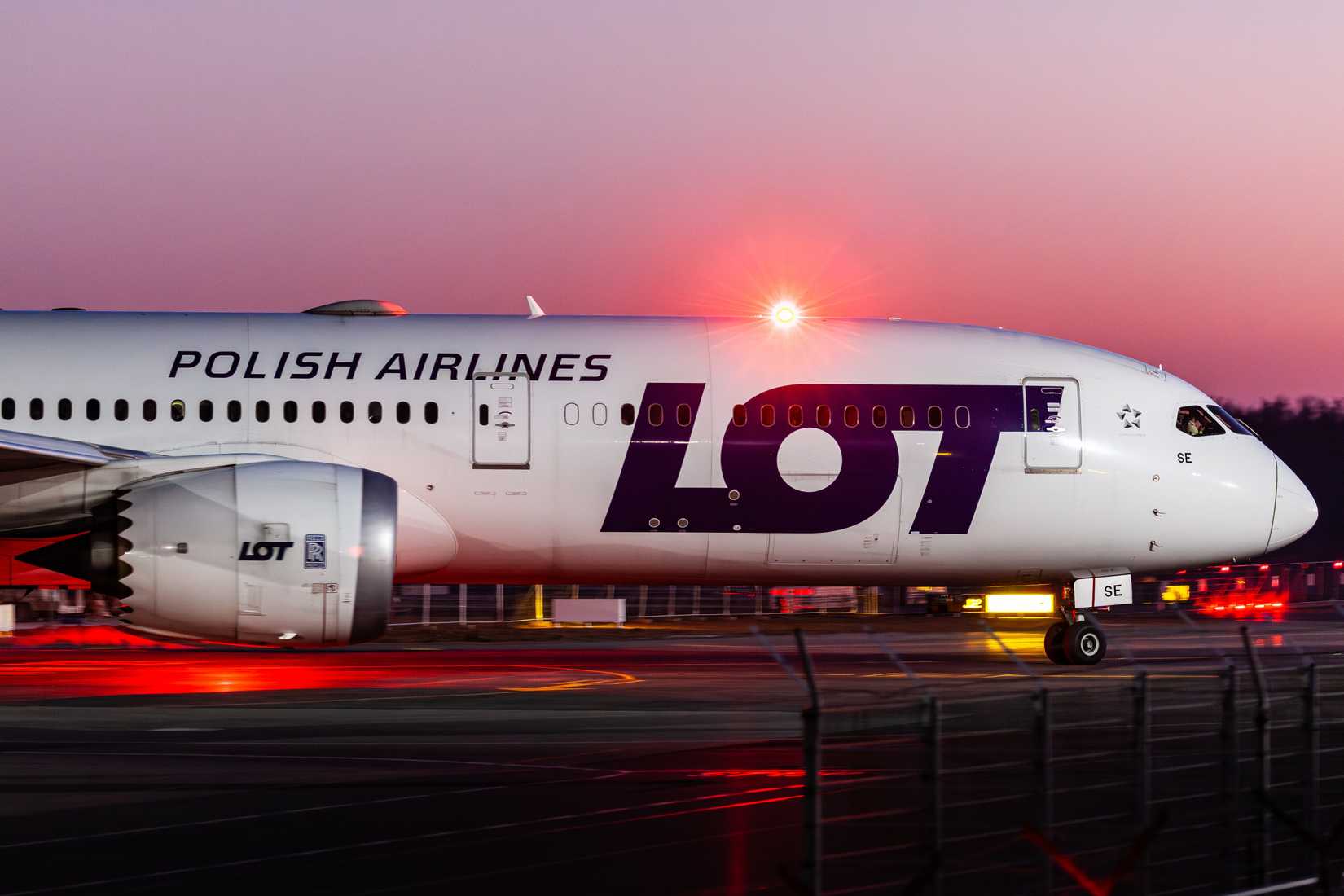 LOT Polish Airlines Boeing 787 Dreamliner taxiing