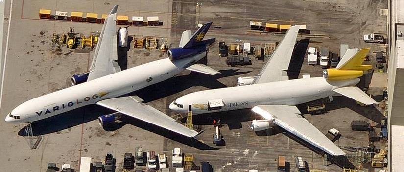  Comparison of MD11 And DC10 Varig, to the right DC10