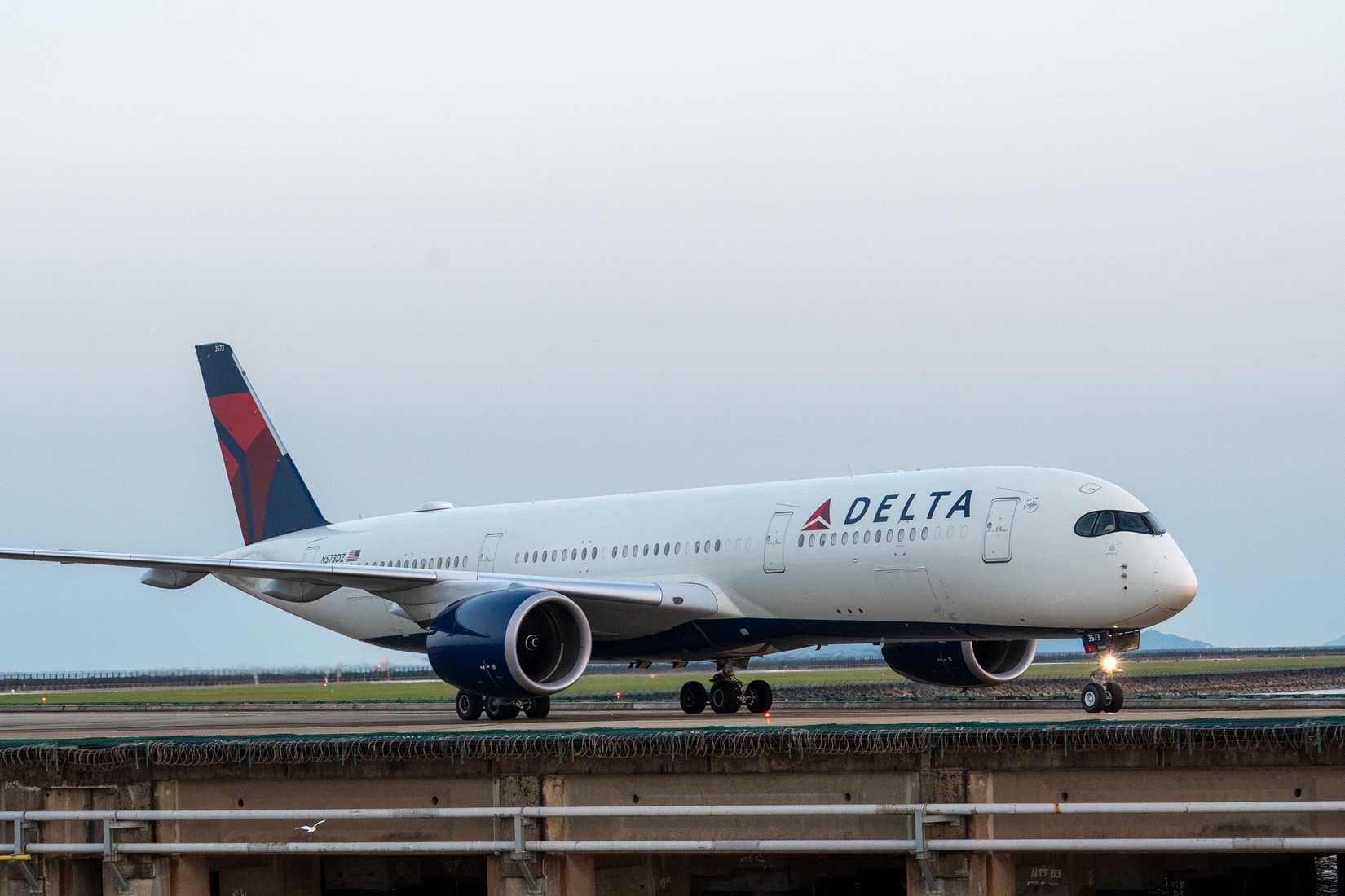 Rare and historic landing of a Delta Airlines Airbus A350-900 on a unique charter flight from the United States.