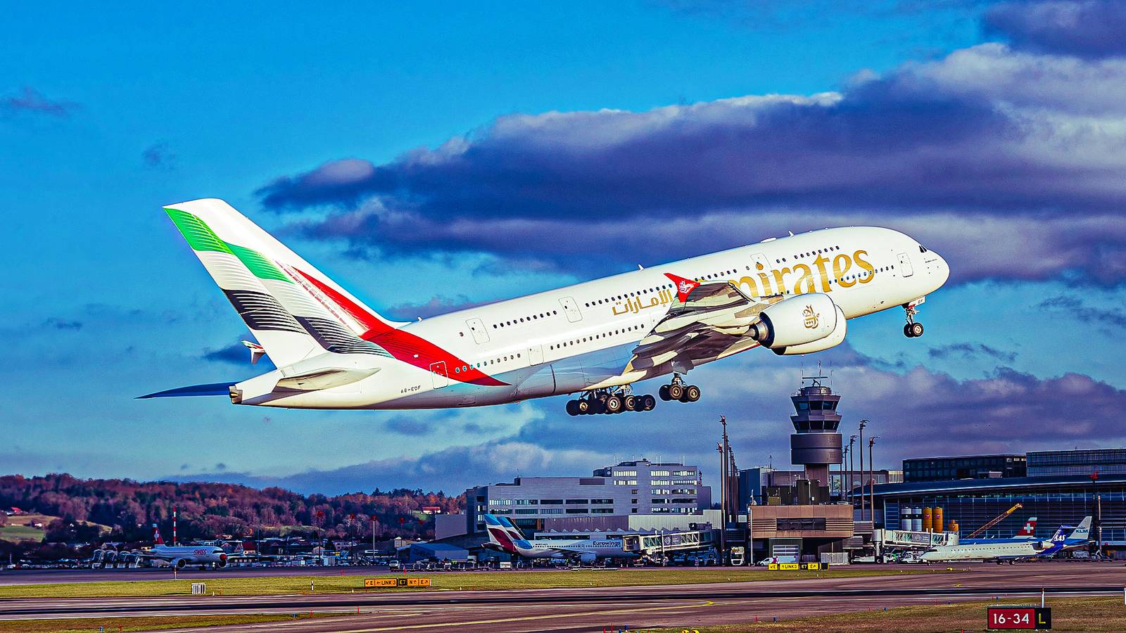 Quantas horas o Airbus A380 consegue voar sem reabastecer?
