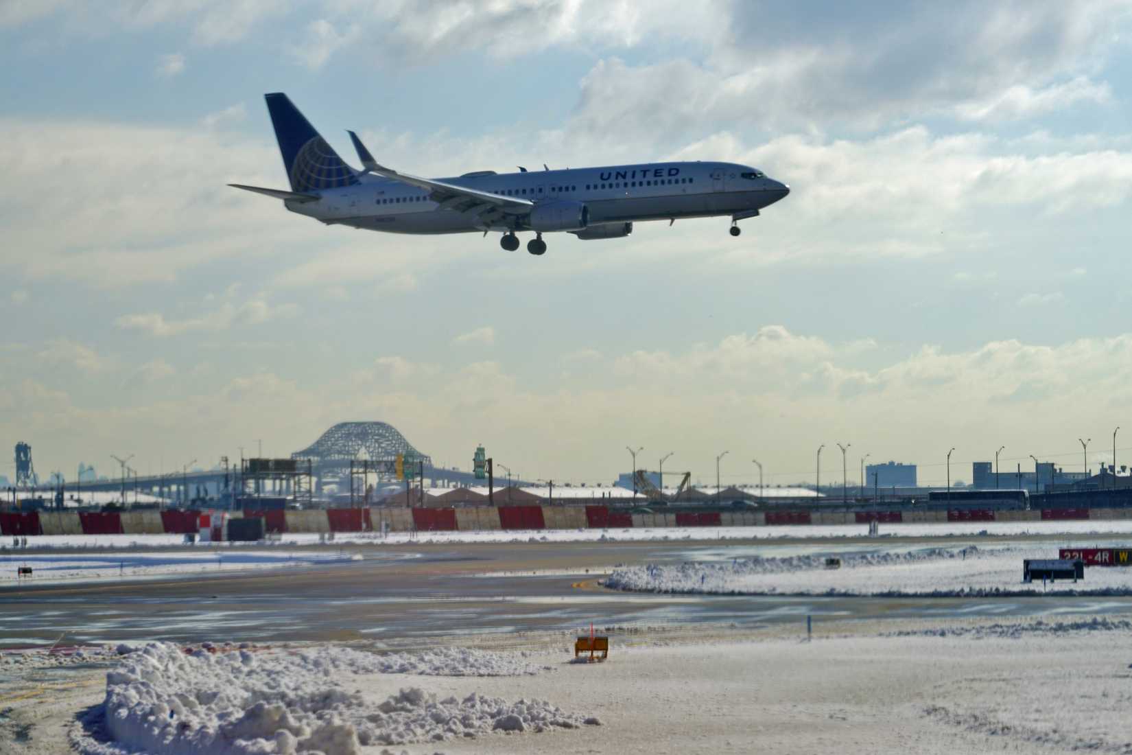 United 737 Landing In Snow