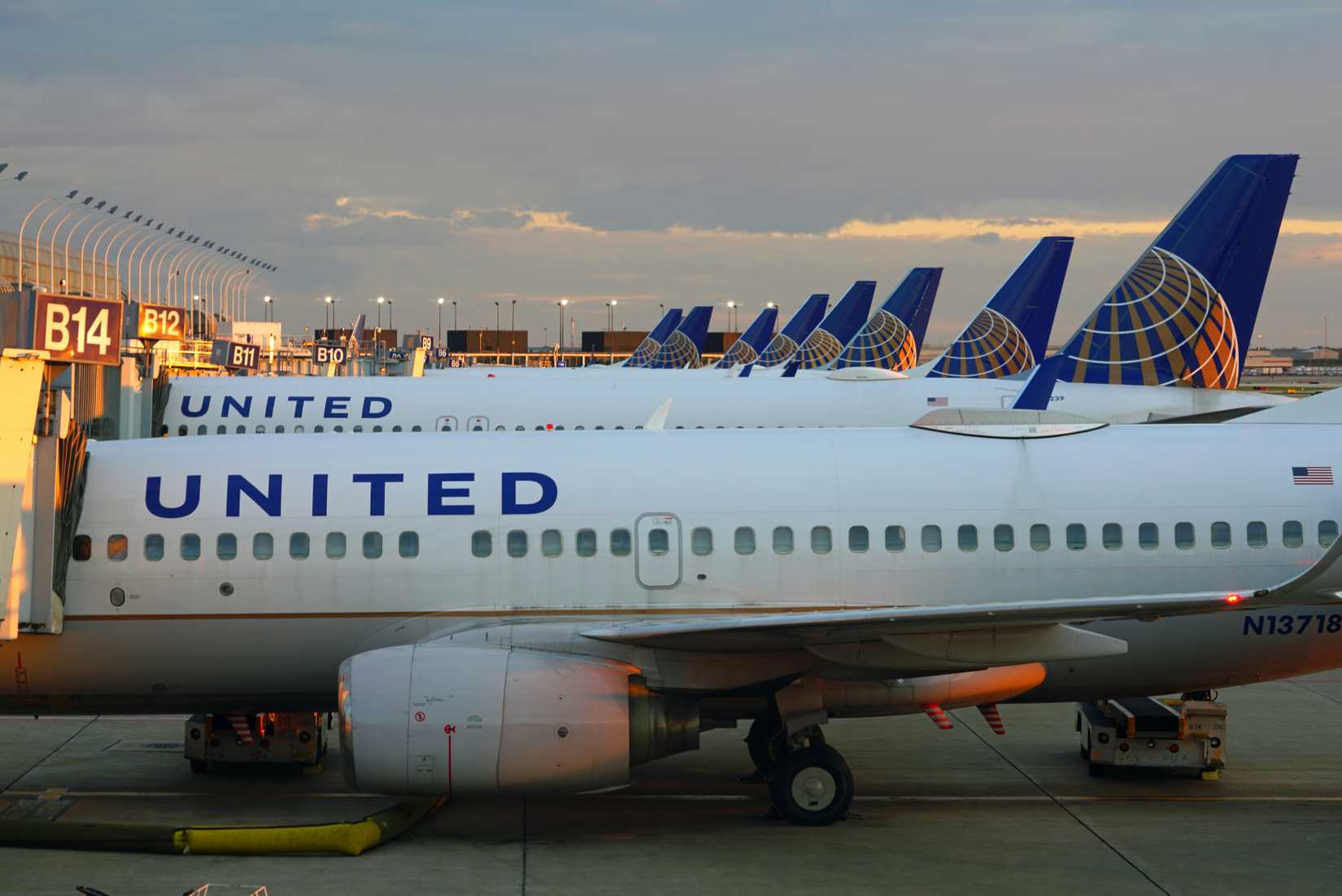 United Airlines aircraft parked in parallel at Chicago O'Hare International Airport