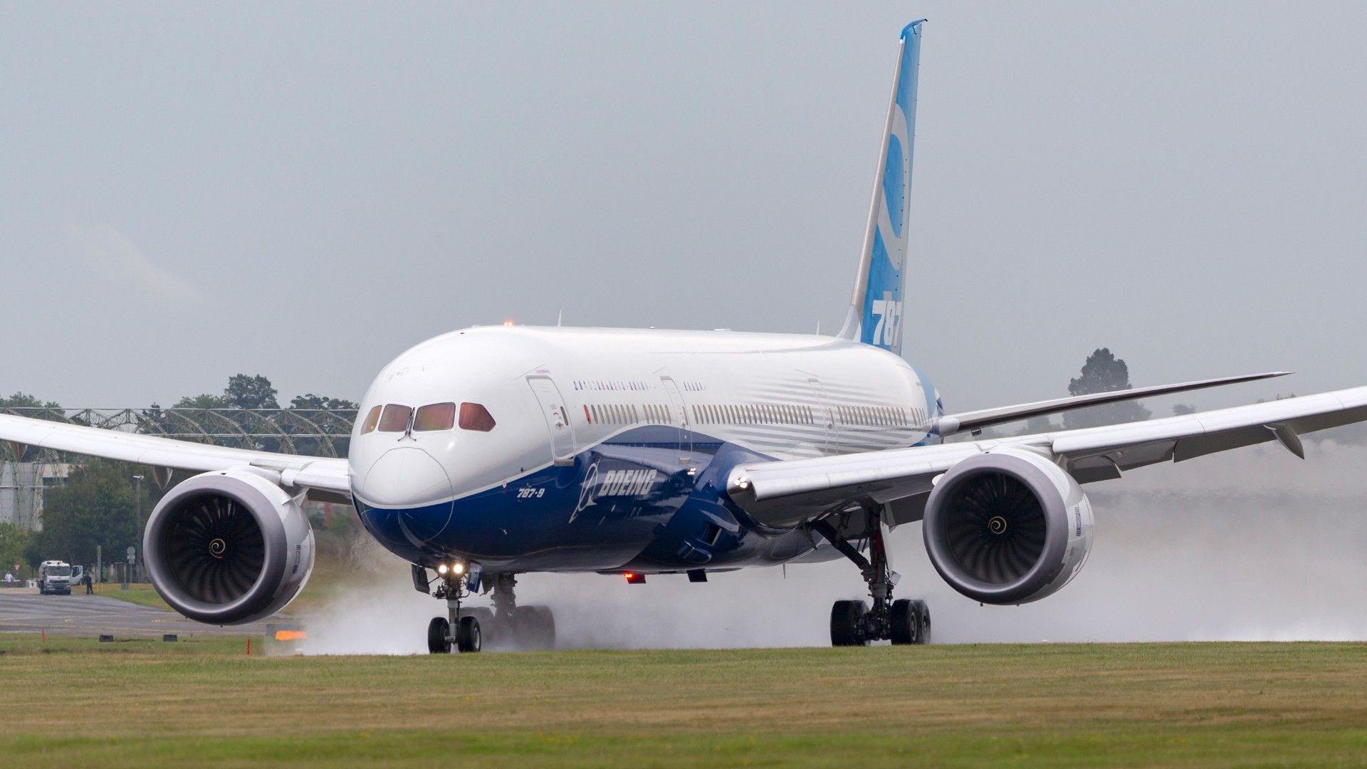 Why Might The World’s Best-Selling Passenger Widebody Of All Time Have Airbus Worried?