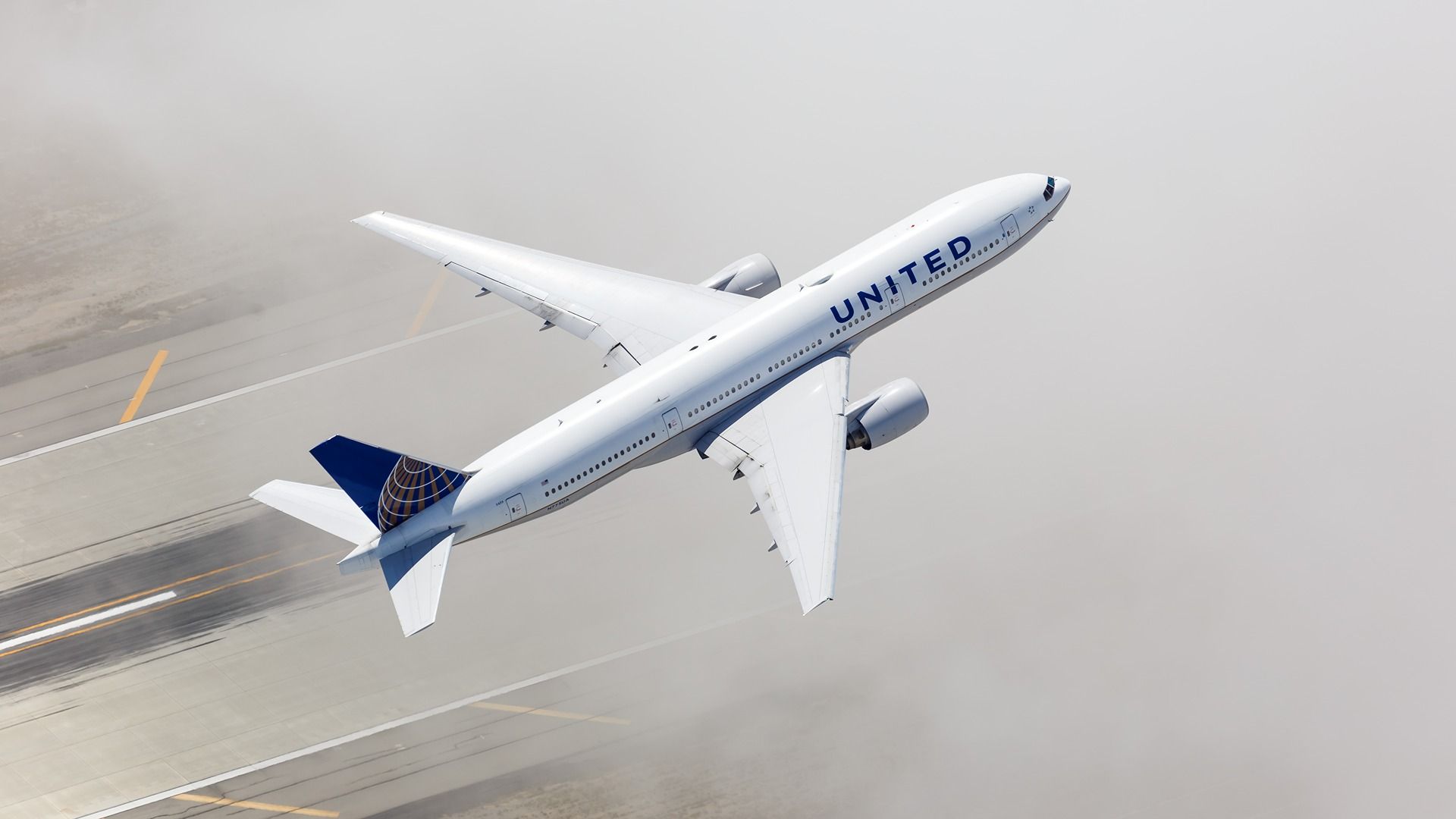 A United Airlines Boeing 777-200 taking off