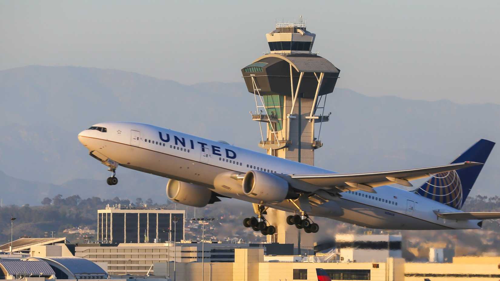 United 777 Departing LAX