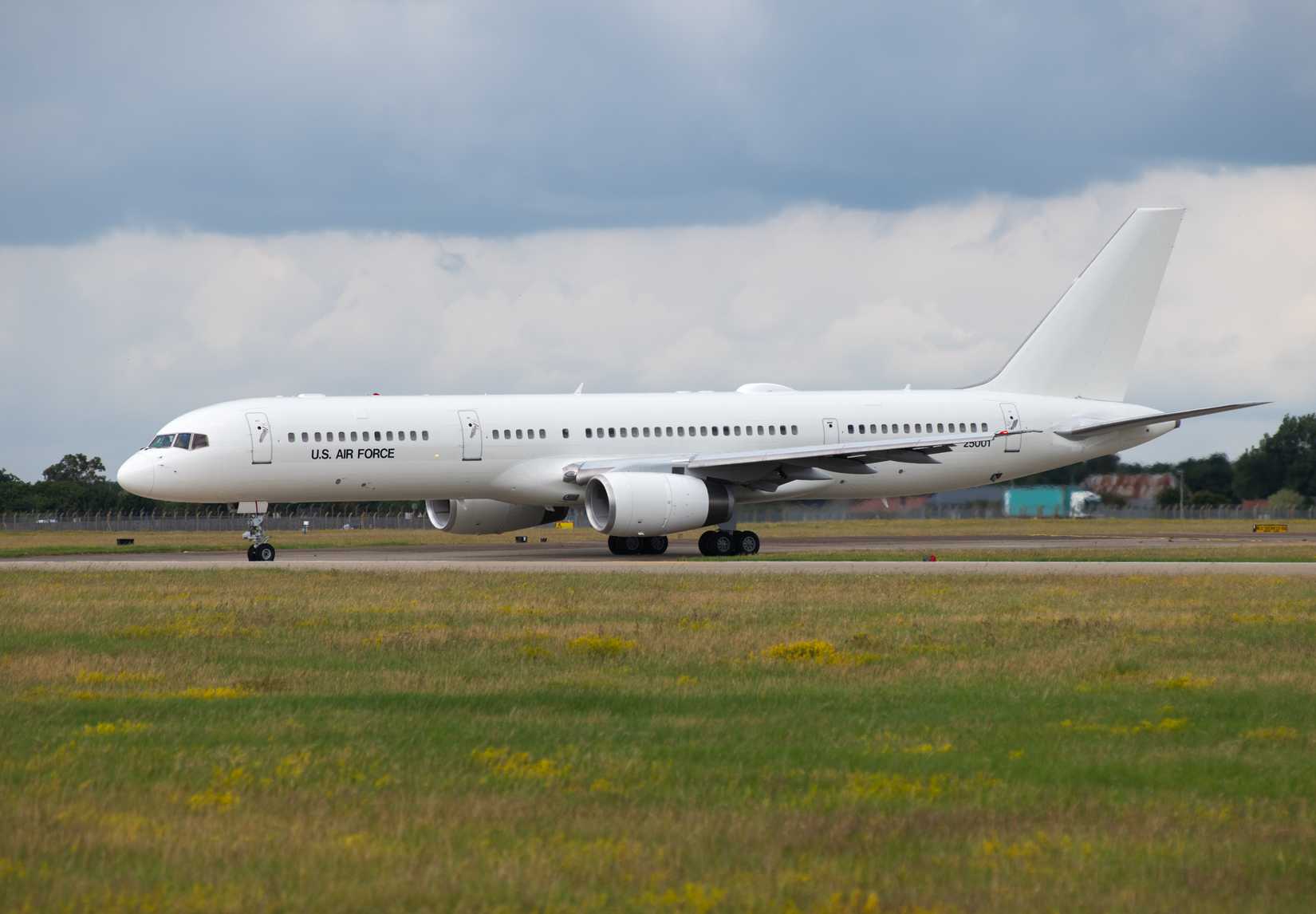Boeing C-32B Taxiing