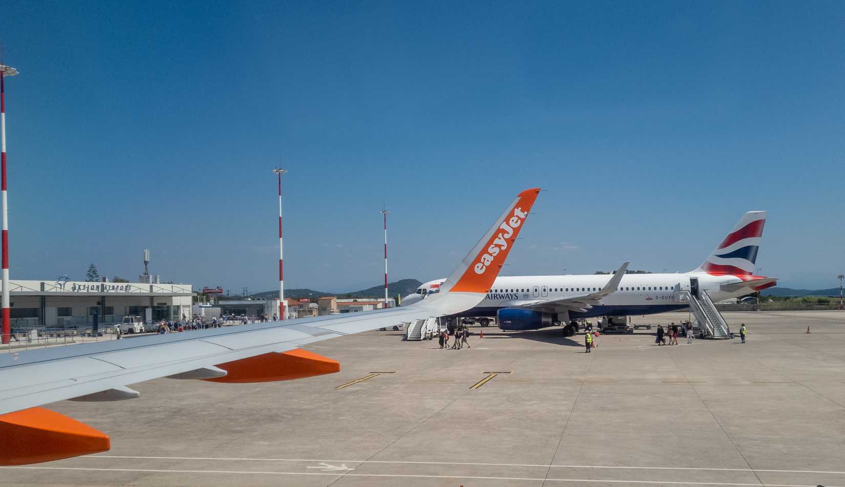 easyJet Wingtip With BA A320 Behind