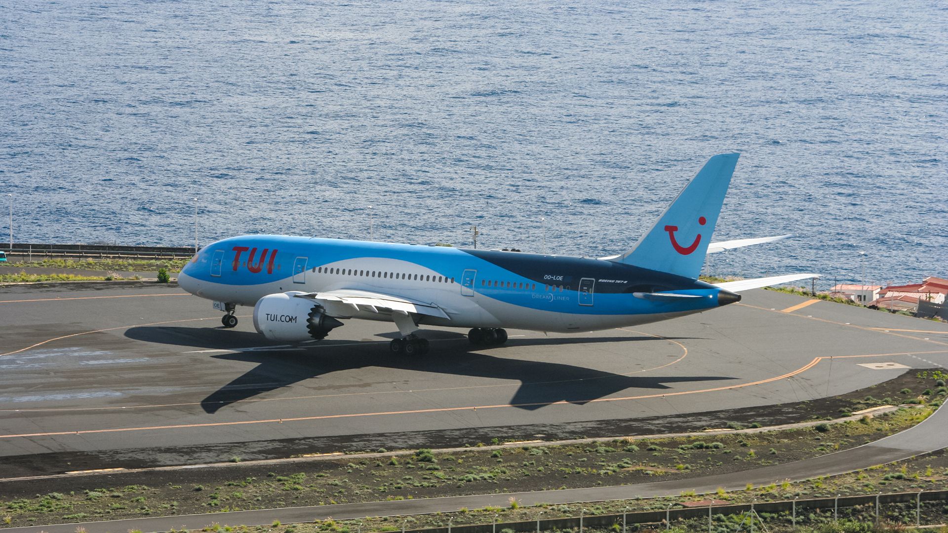 tui boeing 787 runway