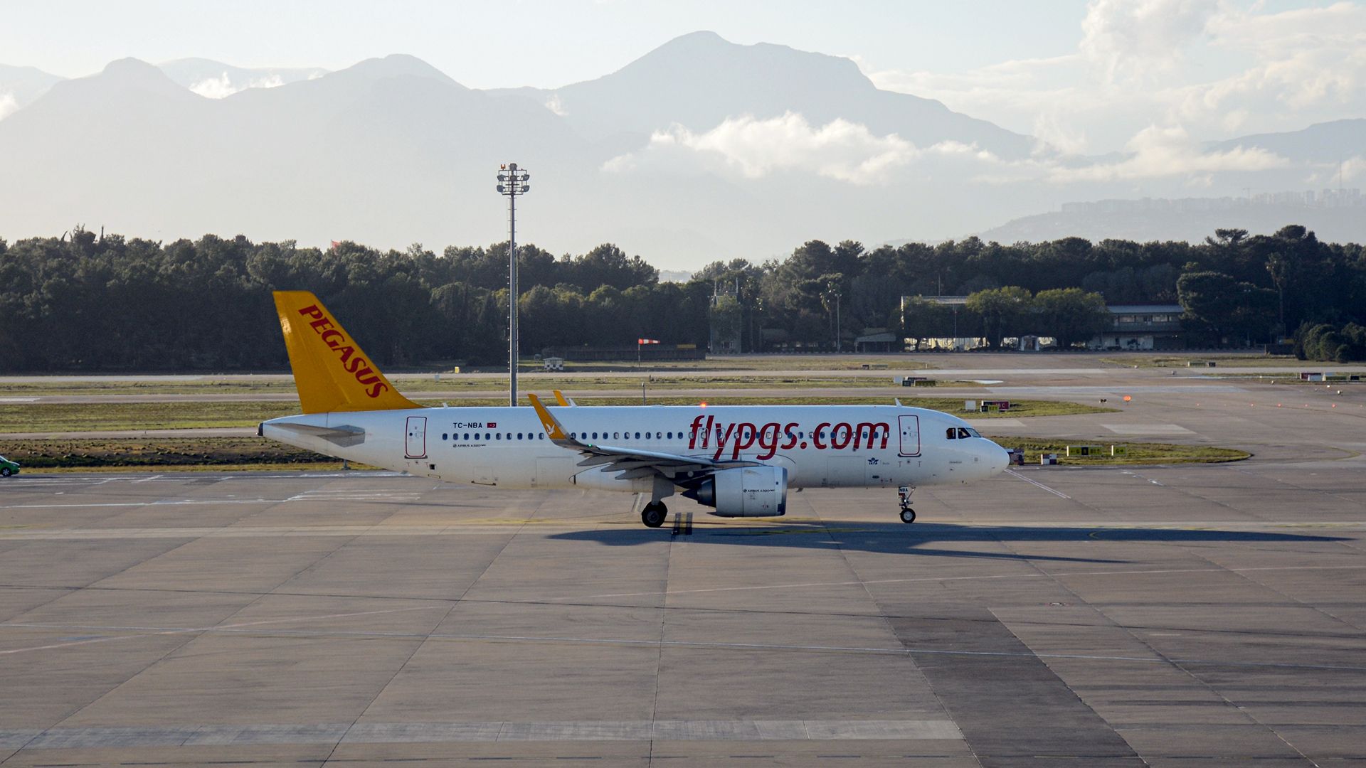 Wicked Winds Force Pegasus Airlines Airbus A320neo To Abort Landing In Istanbul