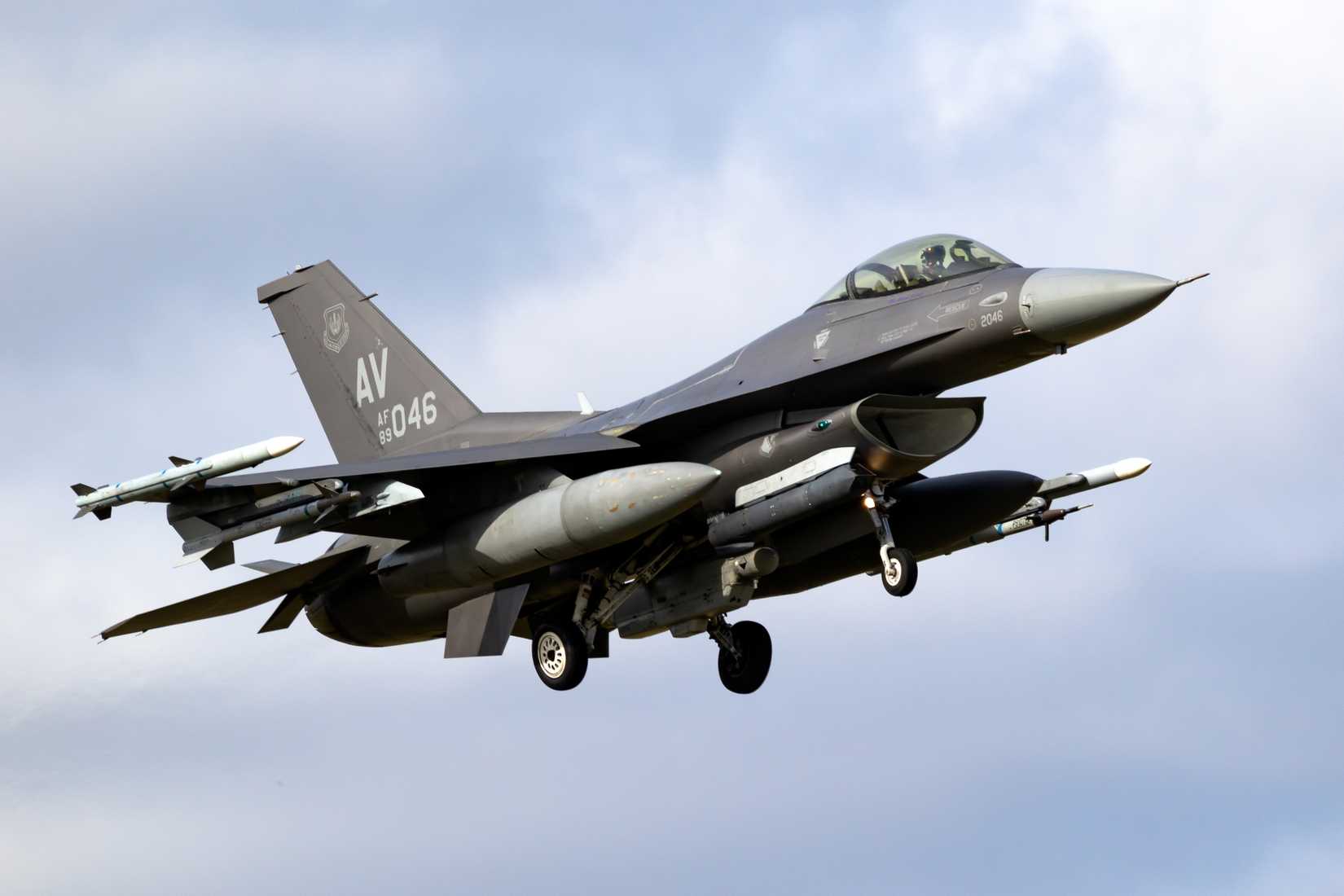lockheed martin f-16 flying