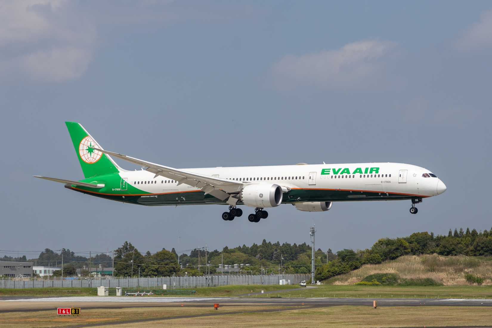 EVA Air 787-10 Landing