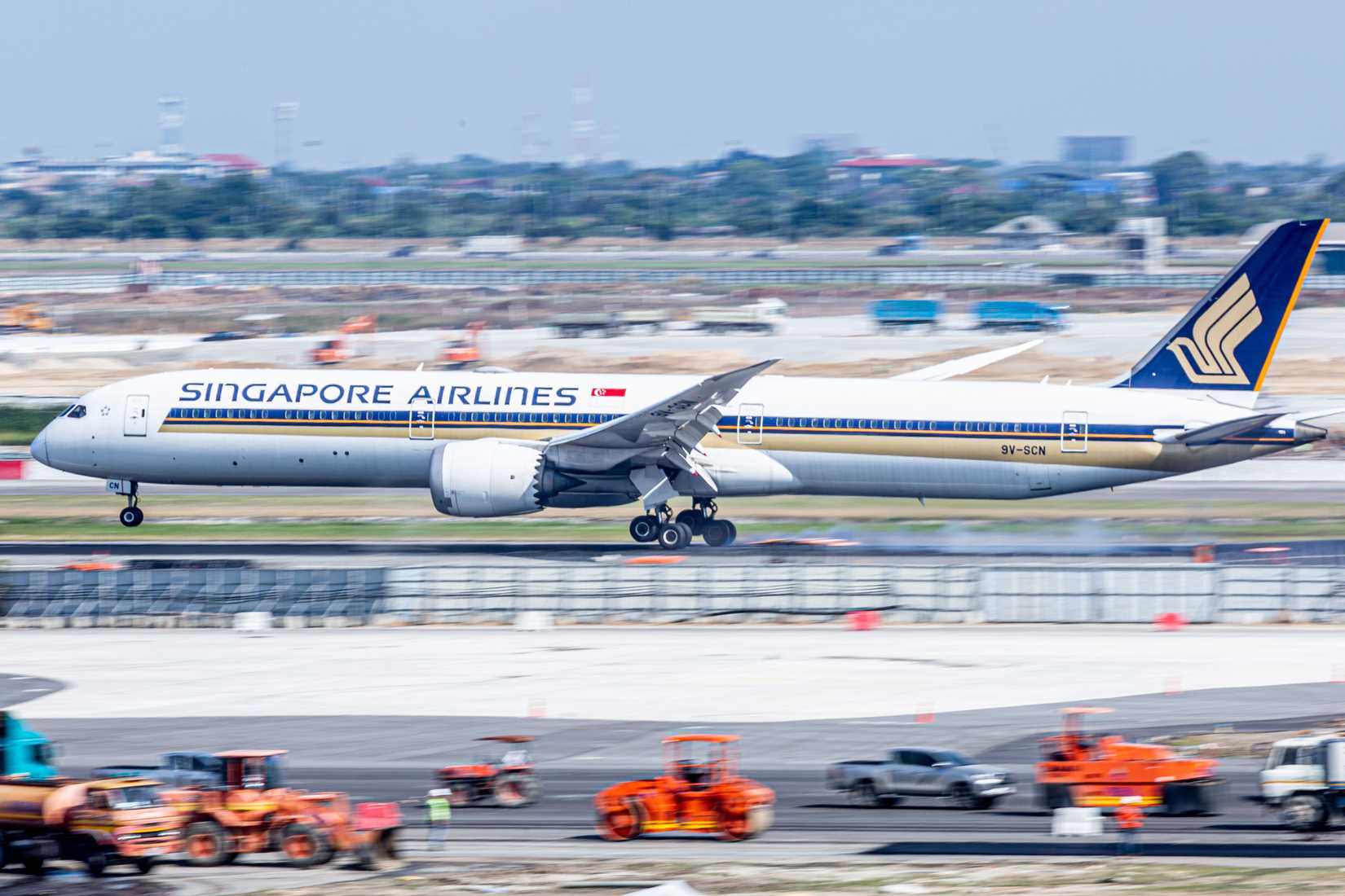 Singapore Airlines 787-10 Landing
