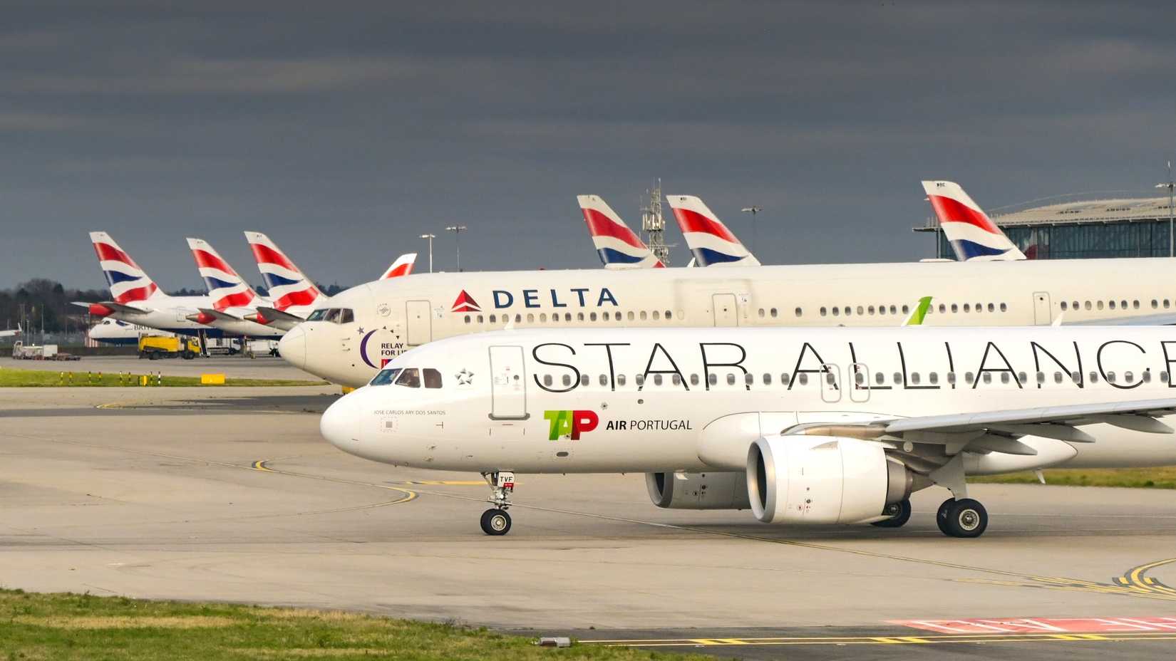 TAP A320neo & Delta 767 At Heathrow
