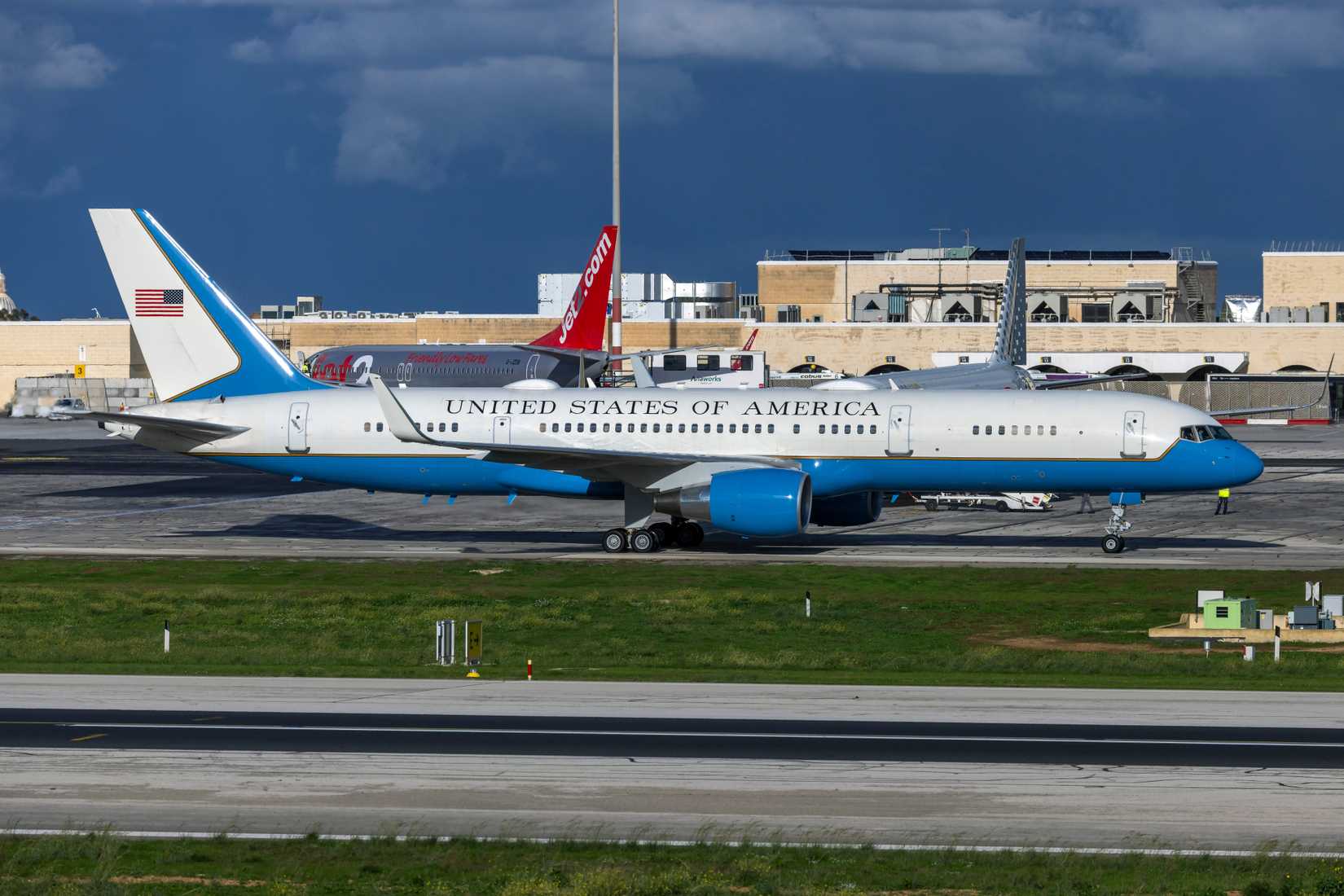 Boeing C-32A Taxiing