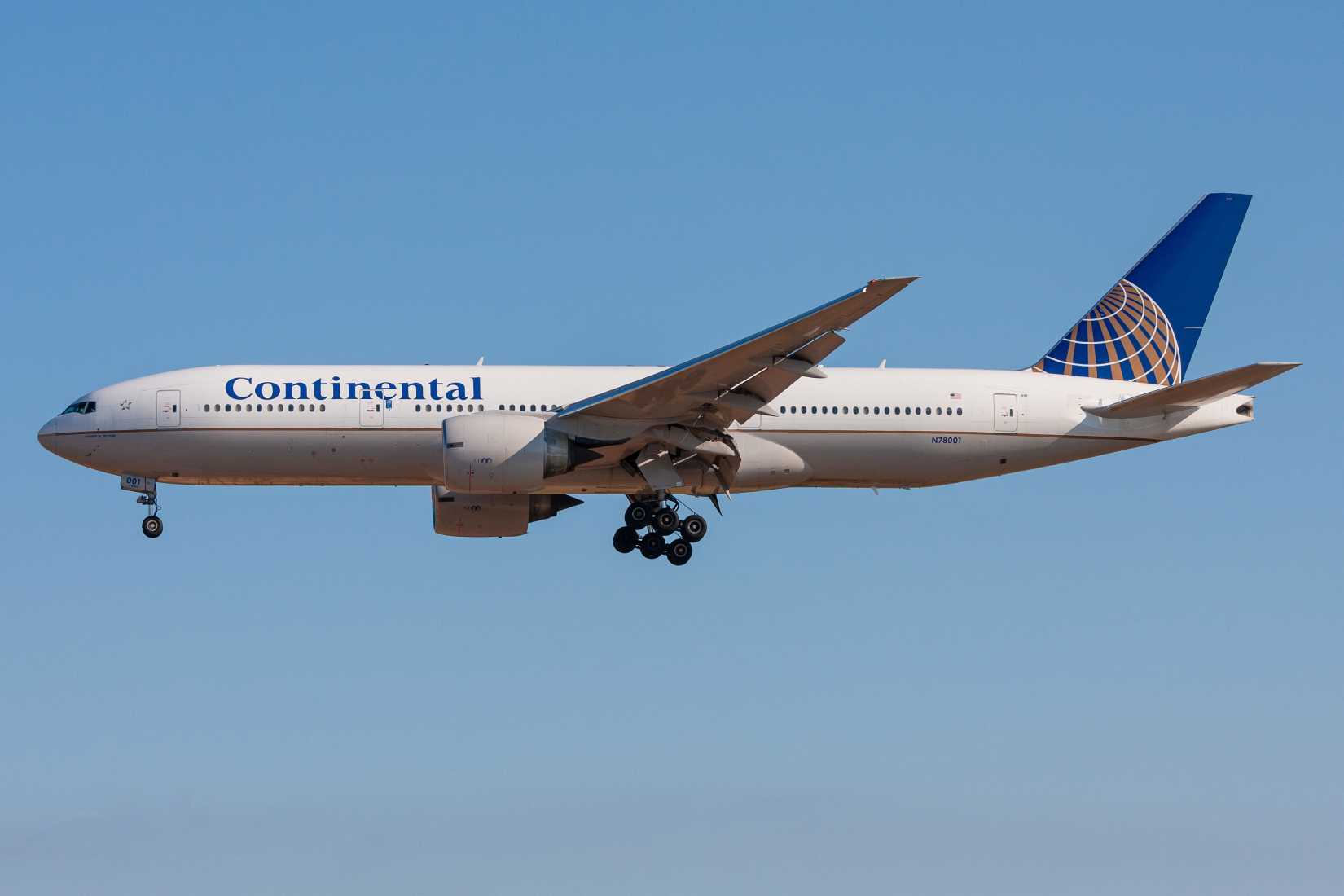 Continental Boeing 777-200ER On Approach