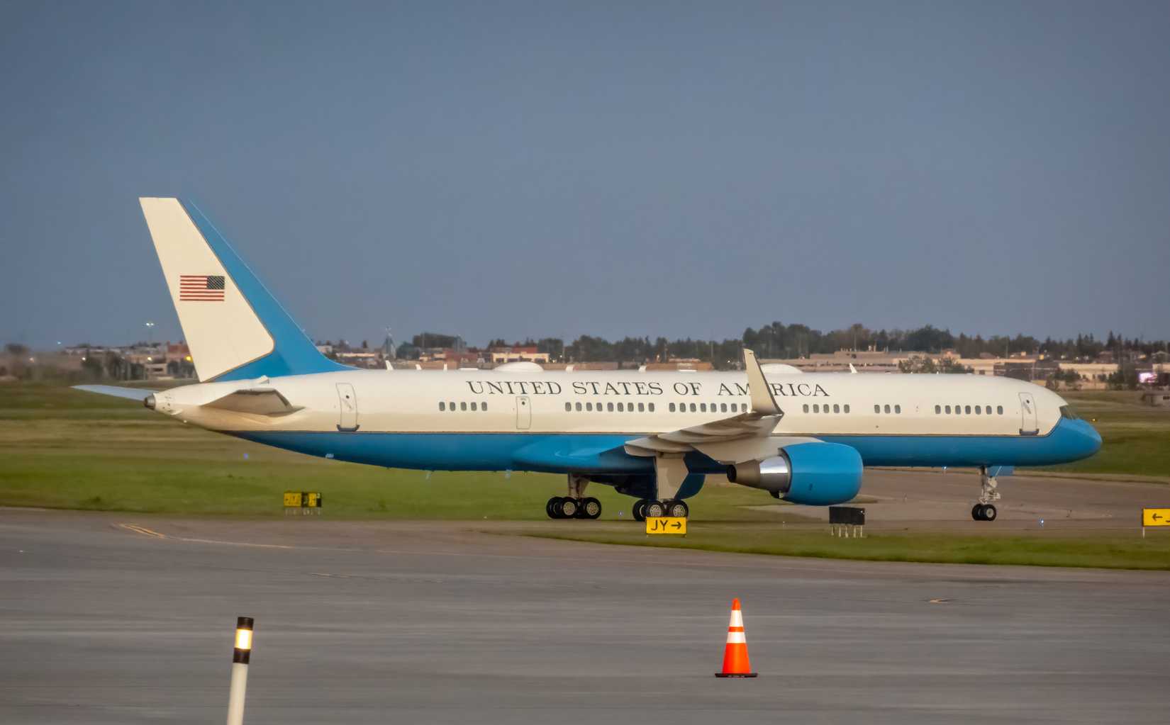 Boeing C-32A Taxiing