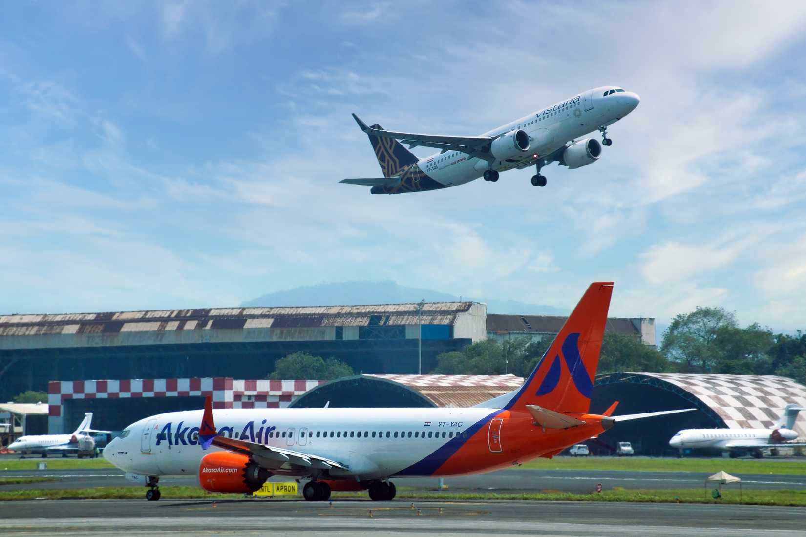 Akasa Air Boeing 737 MAX 8 Taxiing With Vistara Airbus A320neo Taking Off