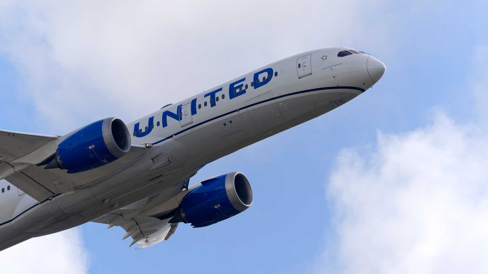 United Airlines Boeing 787-9 Climbing
