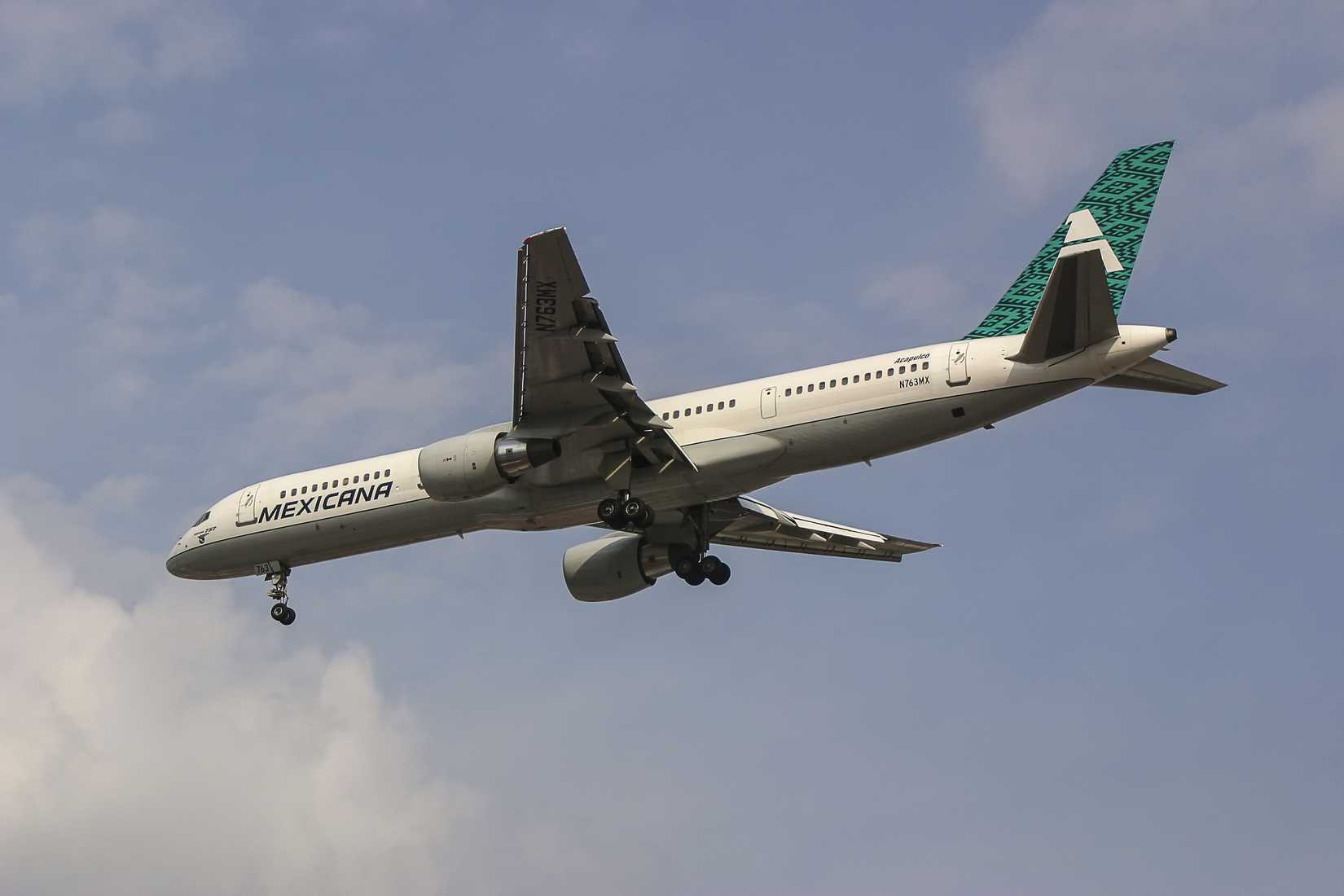 Mexicana Boeing 757-200 On Approach