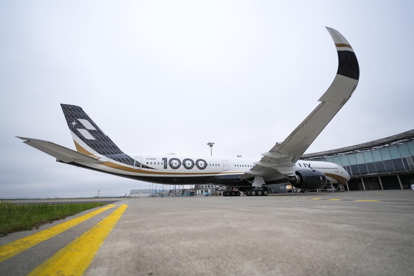 Airbus Delivers 1st A350-1000 To STARLUX Airlines