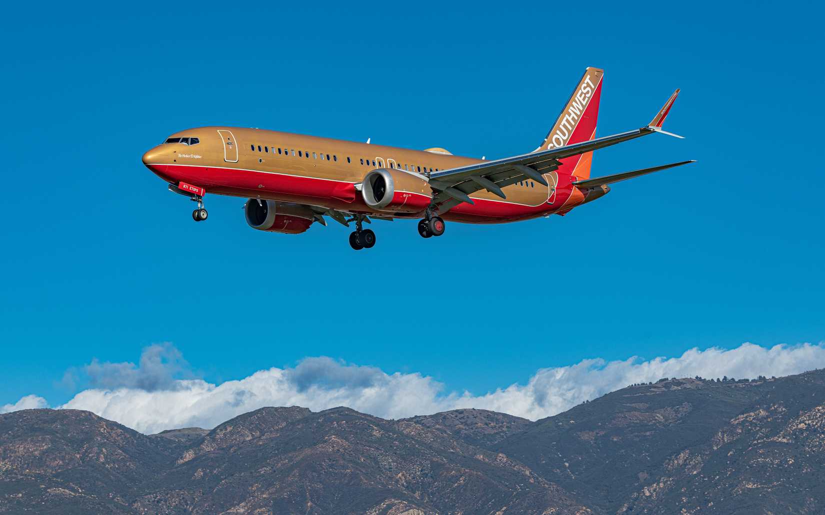 Southwest_737_Max_8_in_Desert_Gold_Retro_Livery_(52595206673)