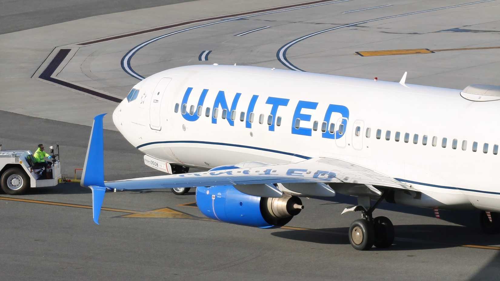 United Airlines Boeing 737-800 about to taxi