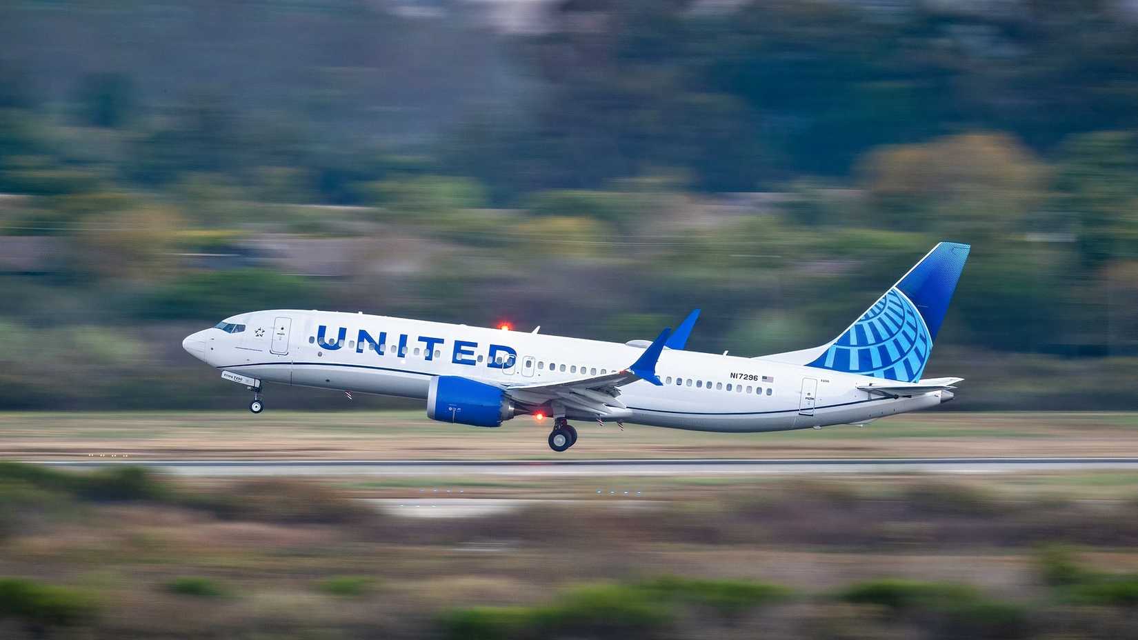 United Airlines Boeing 737 MAX 8 departing